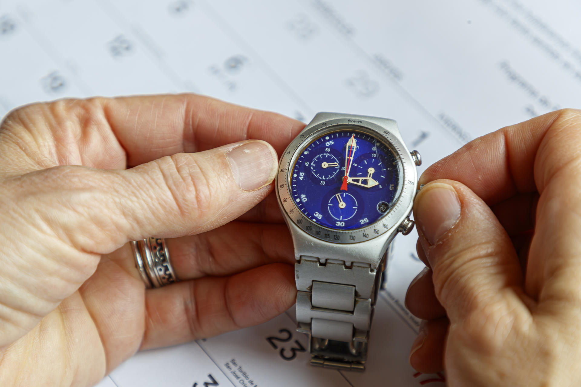 Un hombre efectúa el cambio de hora en su reloj, en una fotografía de archivo. EFE/Javier Belver