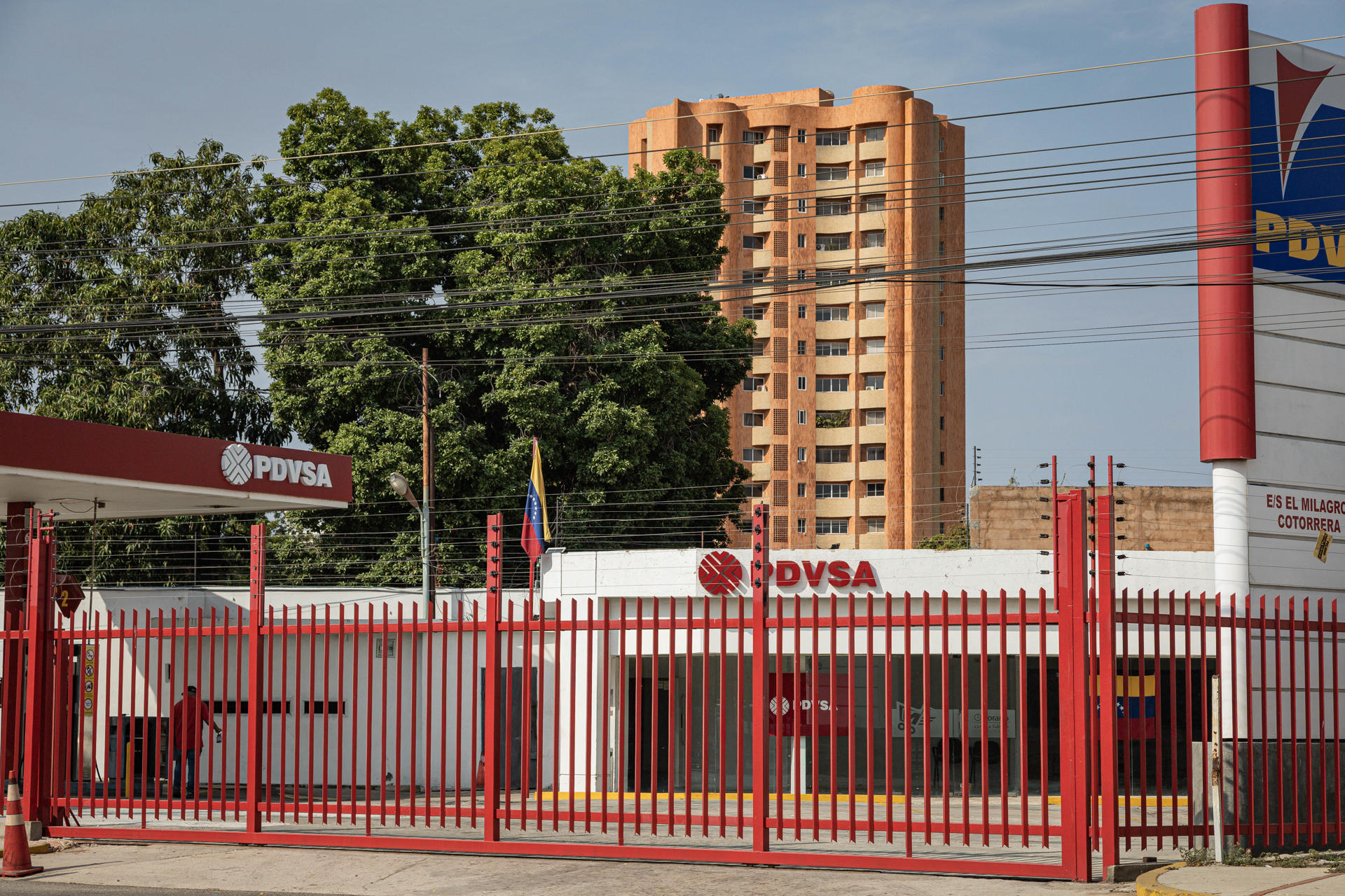 Fotografía de una estación de servicio de combustible cerrada este sábado, en Maracaibo (Venezuela). EFE/ Henry Chirinos