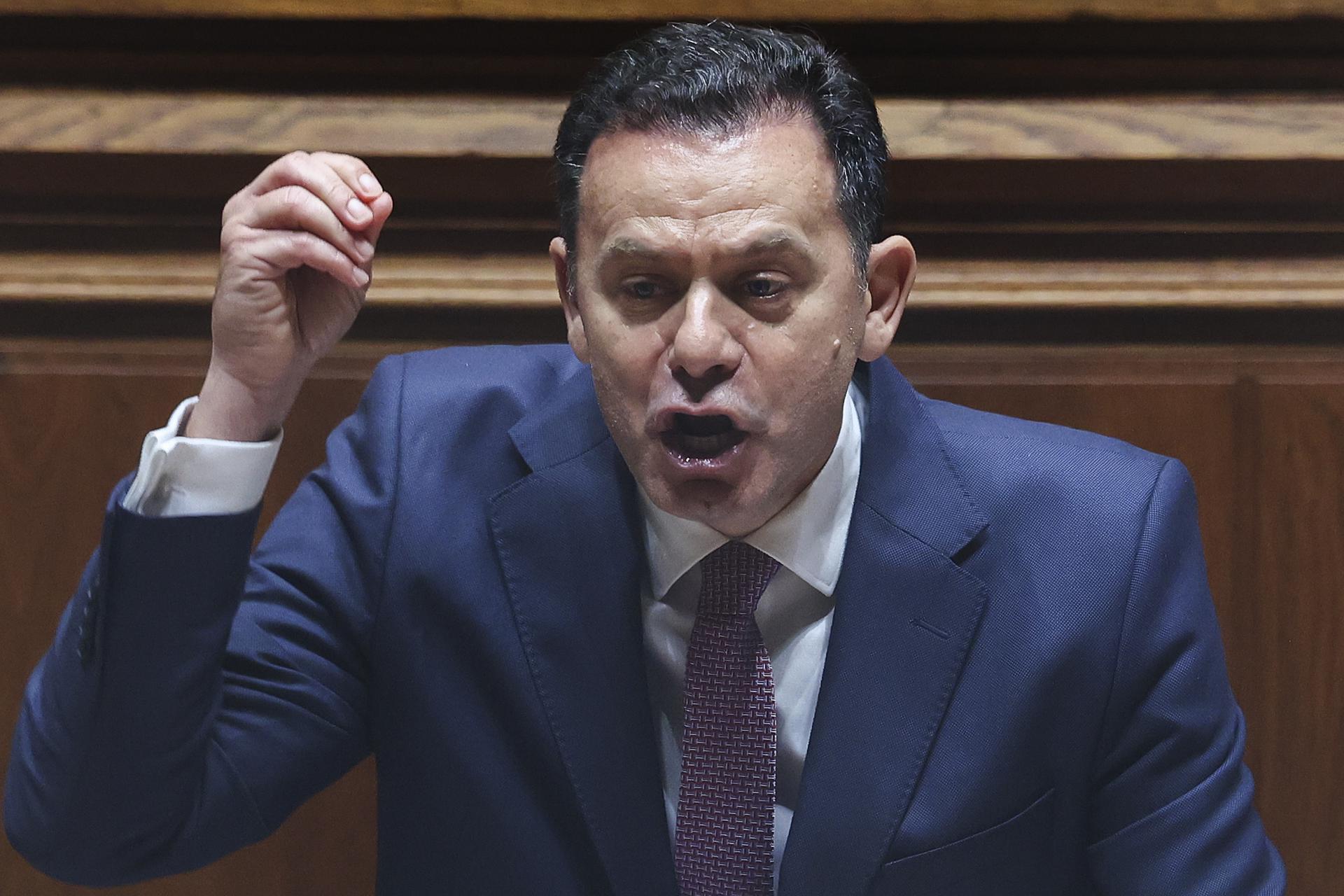 El primer ministro de Portugal, Luis Montenegro, fue registrado el pasado 5 de marzo, al afrontar una moción de censura, ante la Asamblea de la República, en Lisboa (Portugal). EFE/Manuel De Almeida