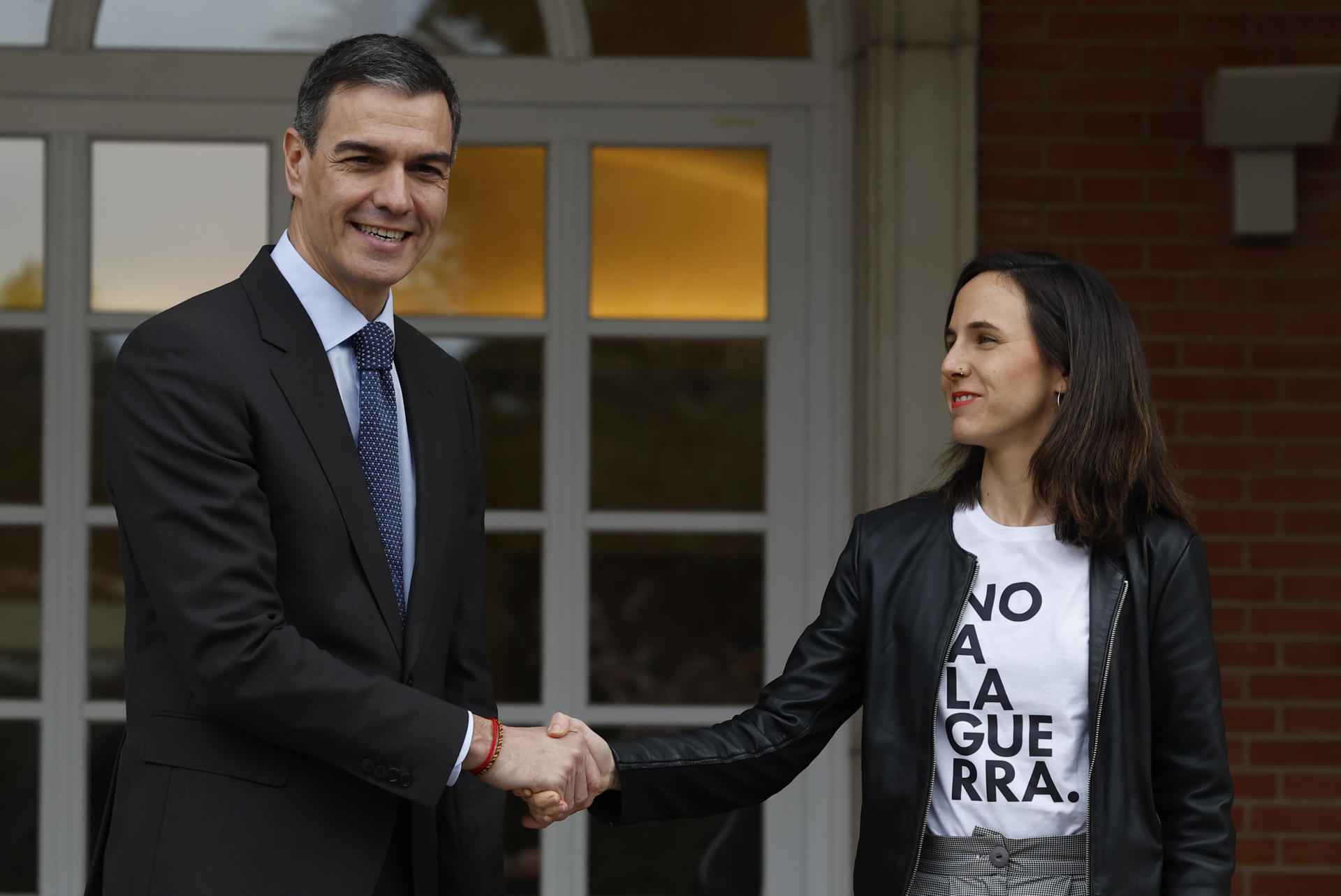 El presidente del Gobierno, Pedro Sánchez (i) recibe a la secretaria general de Podemos, Ione Belarra, este jueves en Moncloa. Sánchez ha citado en esta jornada a los representantes de los grupos parlamentarios del Congreso, excepto Vox, para informarles de su posición ante la guerra en Ucrania, las expectativas de paz, el debate que hay en Europa al respecto y su determinación de acelerar llegar al 2 % del PIB en gasto en defensa. EFE/J.J.Guillen