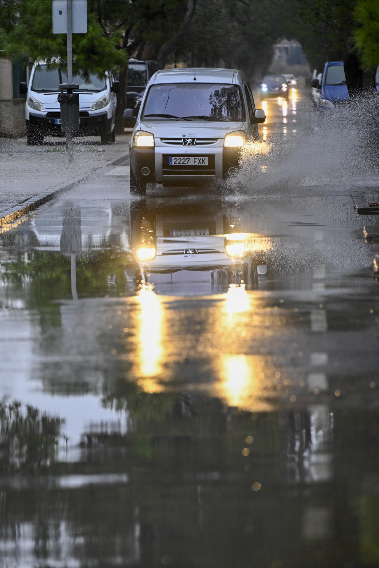 Un coche circula por una calle encharcada cuando la Agencia Estatal de Meteorología (Aemet) ha establecido para la tarde de este lunes en el interior sur de la provincia de Castellón el aviso nivel rojo por precipitaciones persistentes y abundantes que podrían acumular 180 litros por metro cuadrado en doce horas. EFE/Andreu Esteban