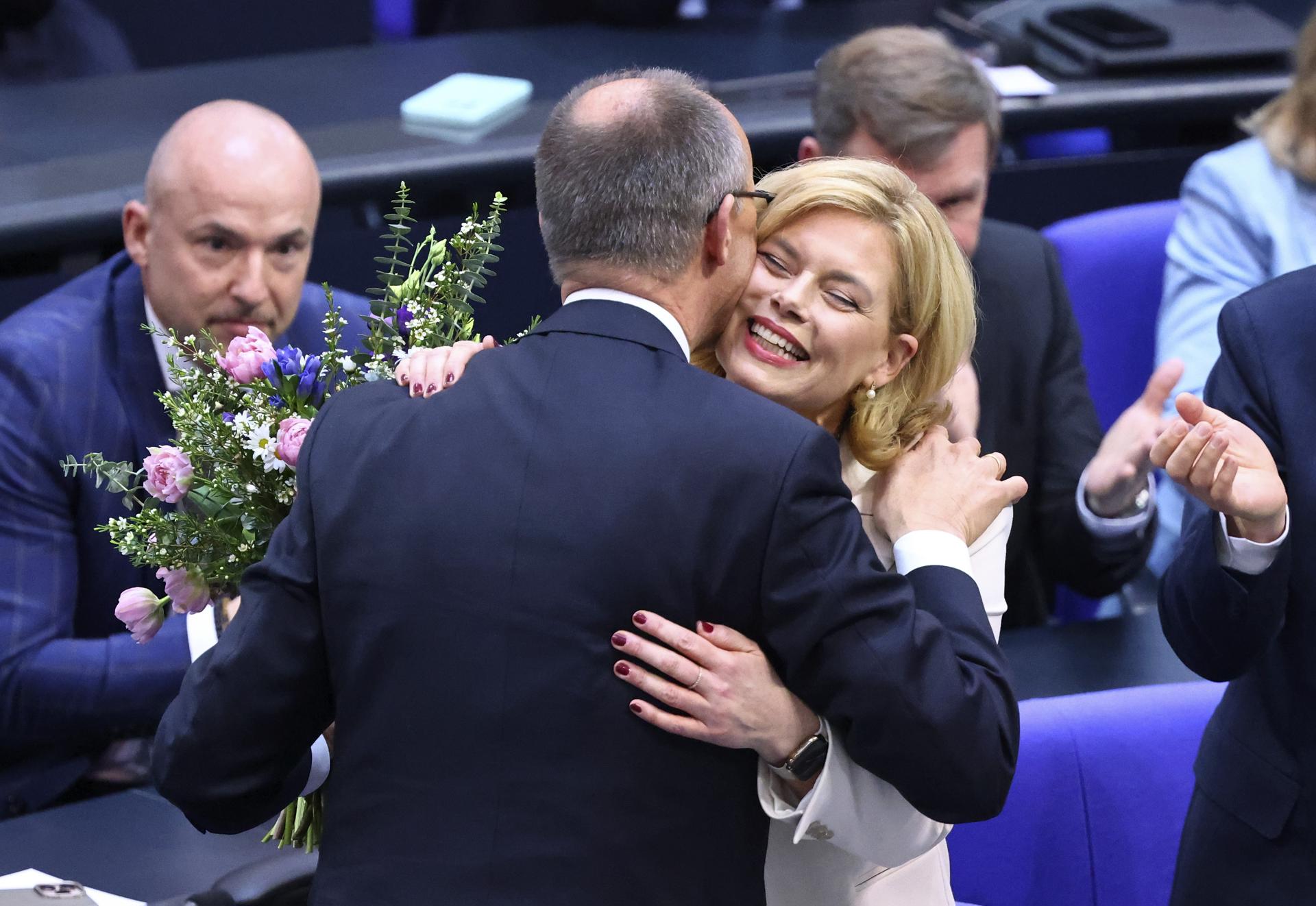 La recién elegida presidenta del Bundestag, Julia Kloeckner (D), recibe flores del presidente de la Unión Democristiana (CDU) y de su grupo parlamentario, Friedrich Merz (I), durante la sesión constitutiva del parlamento alemán 'Bundestag', en Berlín, Alemania, 25 de marzo de 2025. El 21º Bundestag alemán celebra su primera sesión constitutiva tras las elecciones generales del 23 de febrero. Elecciones, Alemania EFE/EPA/HANNIBAL HANSCHKE