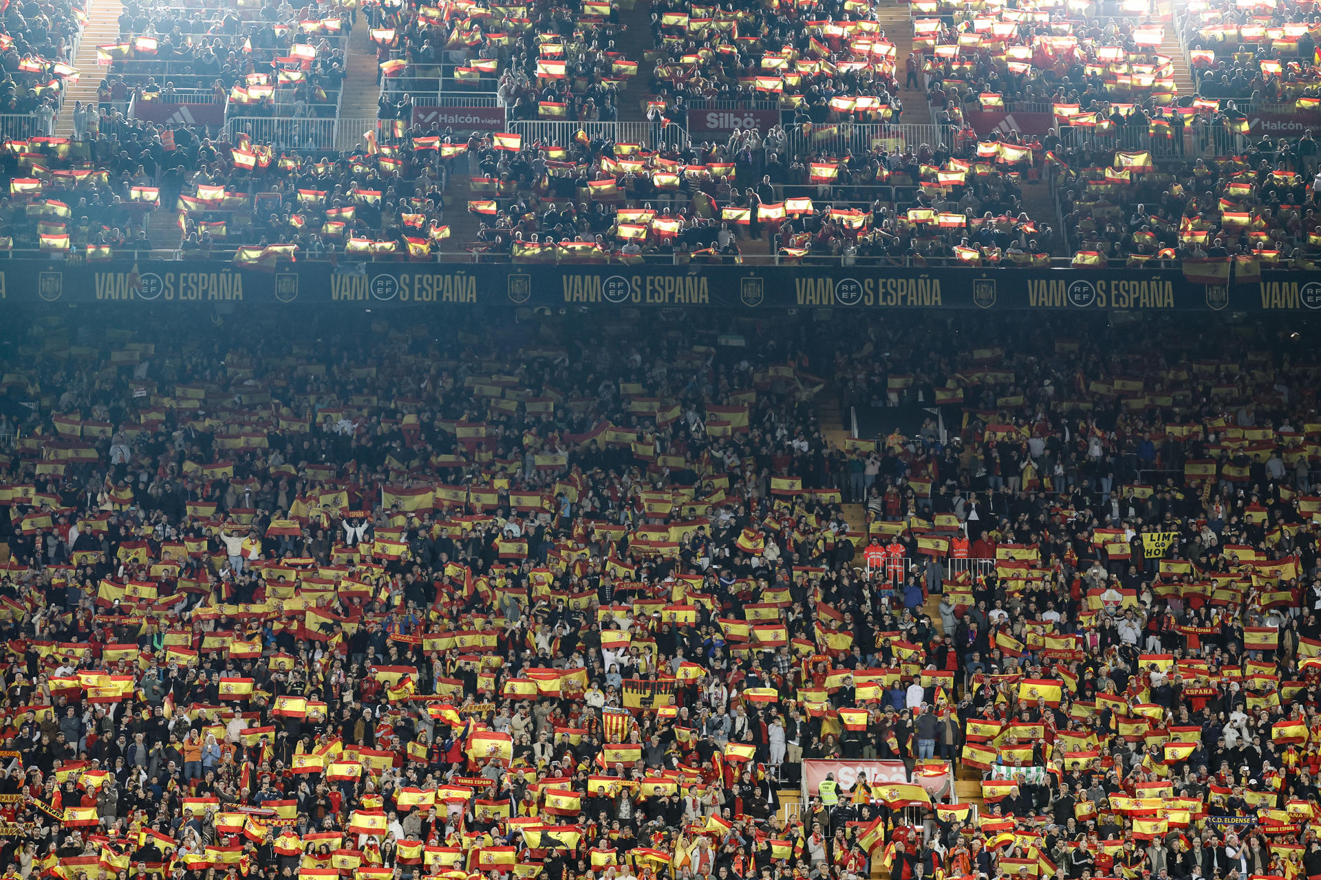 Aficionados españoles antes del partido de vuelta de los cuartos de final de la Liga de Naciones que las selecciones de España y Países Bajos disputan en el estadio de Mestalla, en Valencia. EFE/Ana Escobar