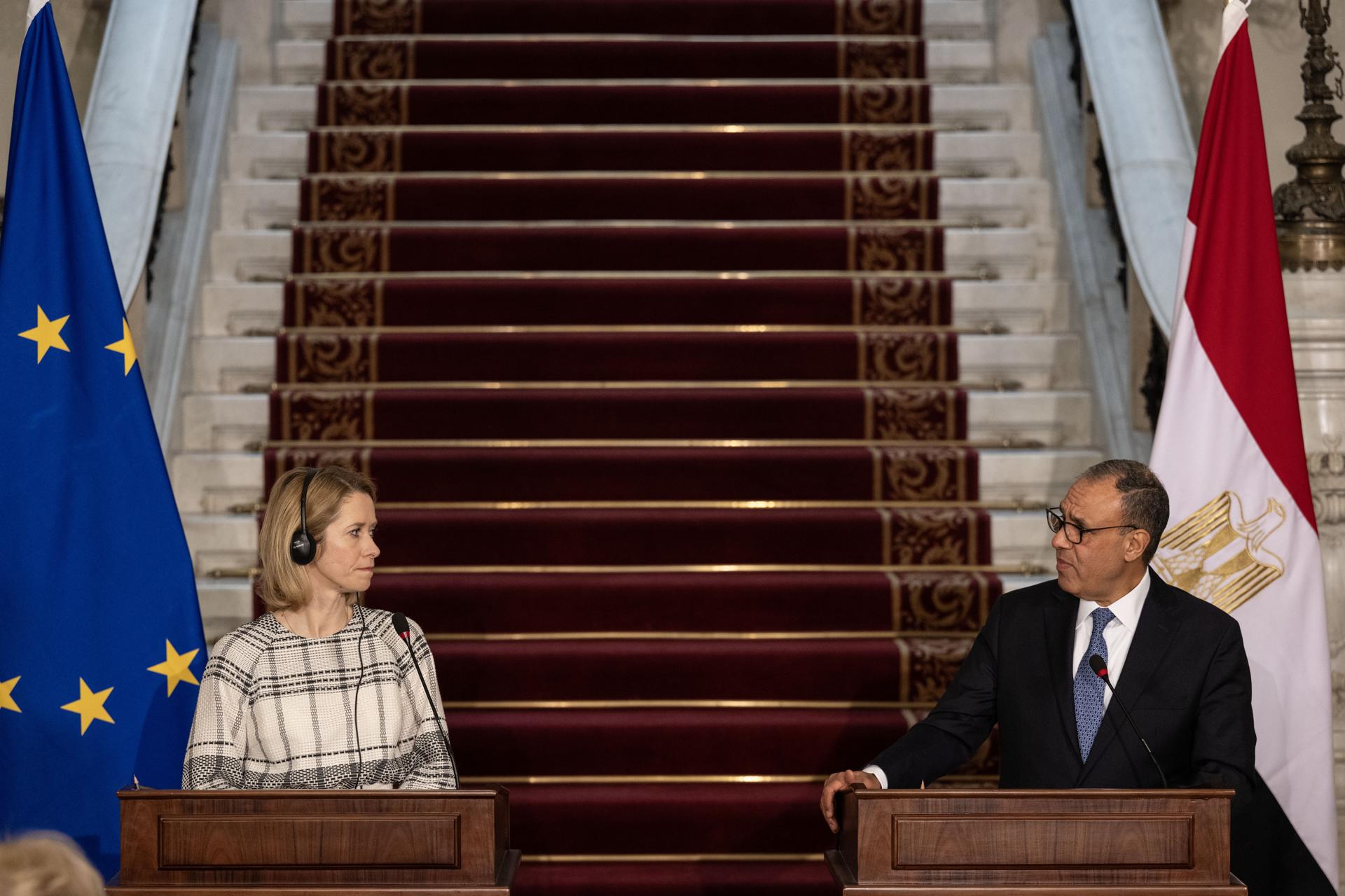 El Cairo, 23/03/2025.- La alta representante de Política Exterior y de Seguridad de la UE, Kaja Kallas (I), y el ministro egipcio de Exteriores, Badr Abdelatty (D) en la rueda de prensa que ofrecieron al término de la reunión que mantuvieron hoy en El Cairo. EFE/EPA/MOHAMED HOSSAM