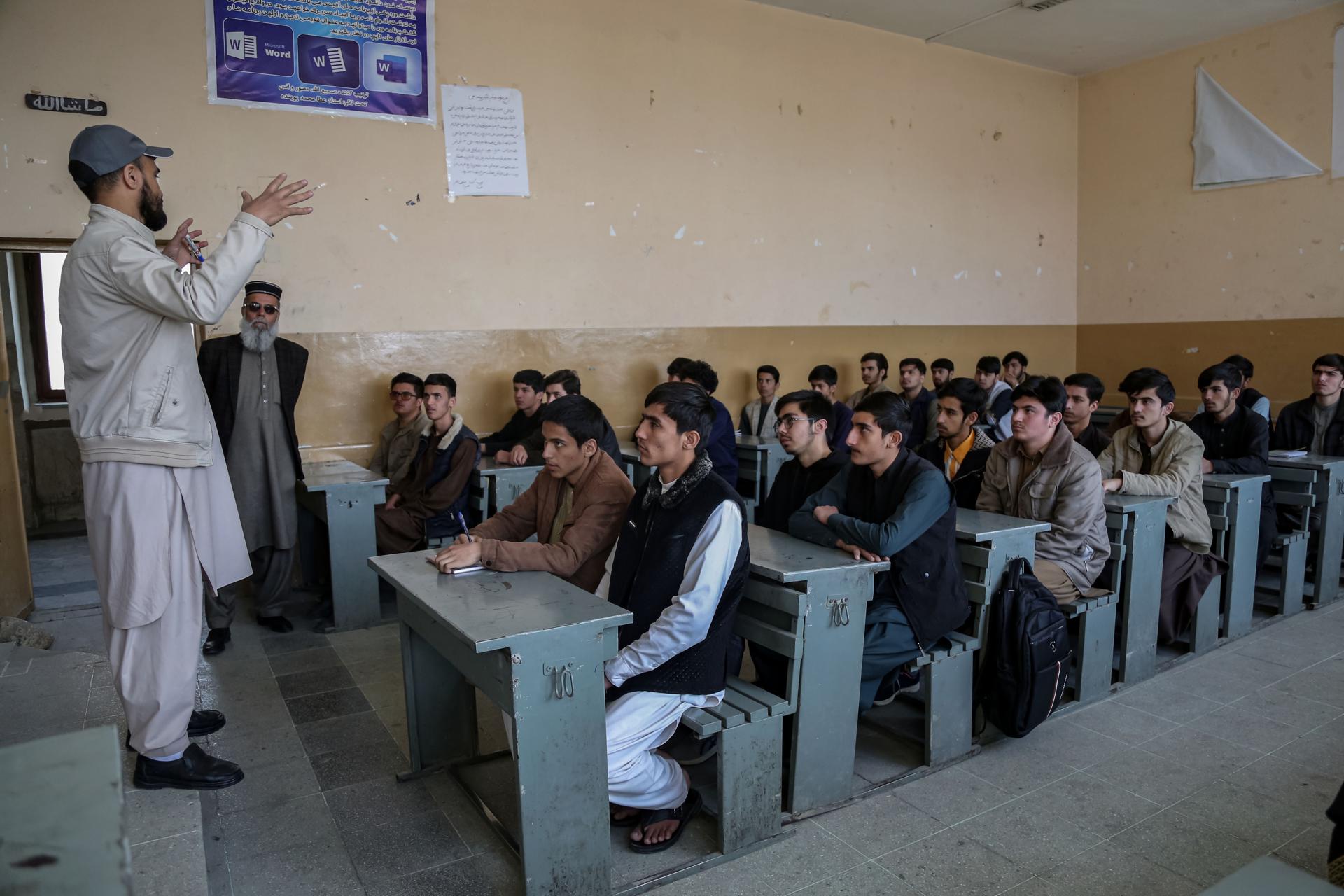 Estudiantes afganos asisten a una escuela en Kabul, el 22 de marzo de 2025. La Misión de Asistencia de las Naciones Unidas en Afganistán (UNAMA, por sus siglas en inglés) lamentó este miércoles la prohibición de la educación secundaria para niñas en Afganistán. EFE/EPA/SAMIULLAH POPAL