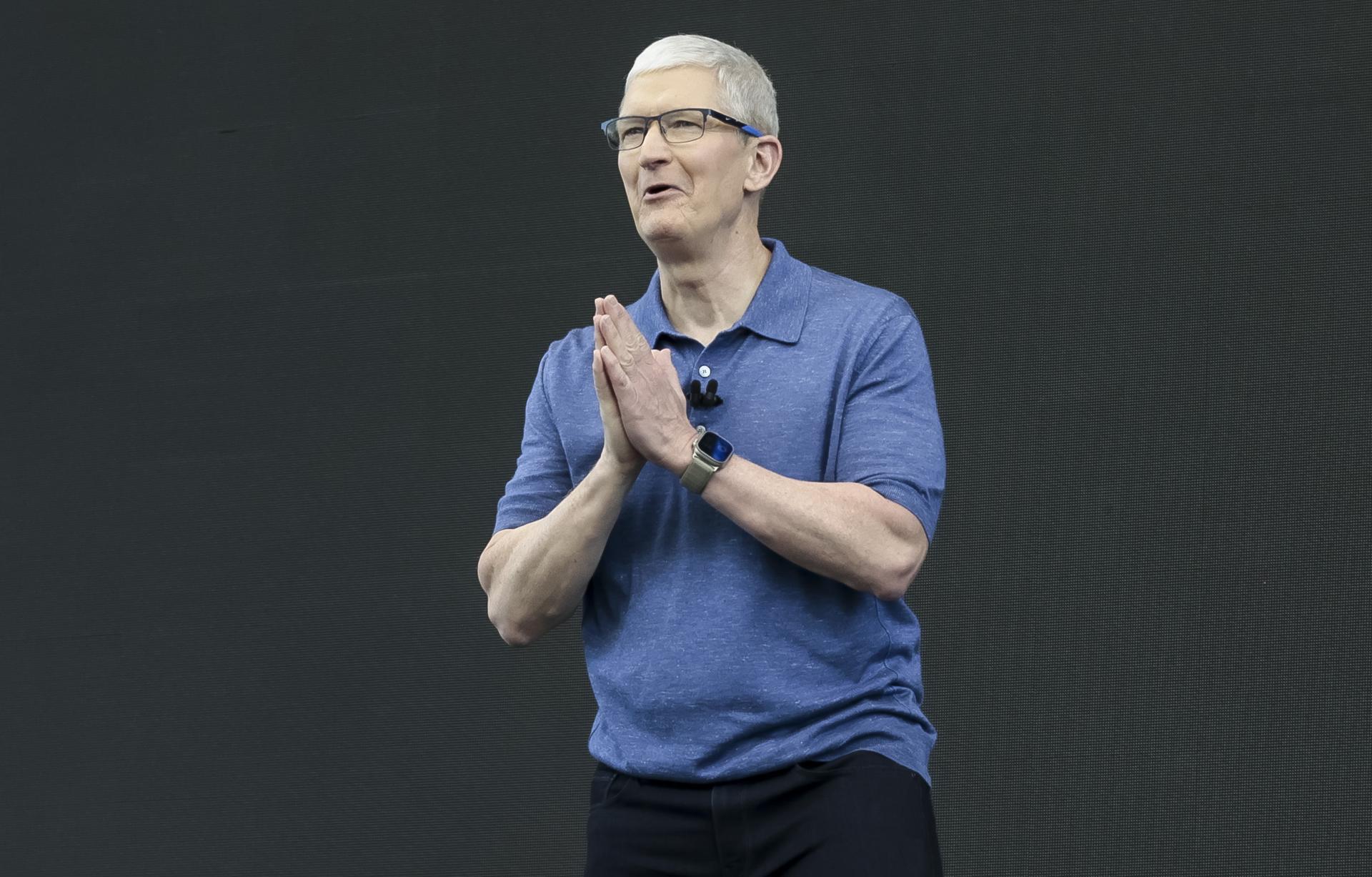 Fotografía de archivo, tomada el pasado 10 de junio, en la que se registró al director ejecutivo de Apple, Tim Cook, durante la Conferencia Mundial de Desarrolladores de Apple (WWDC, en inglés), en Cupertino (CA, EE.UU). EFE/John G. Mabanglo