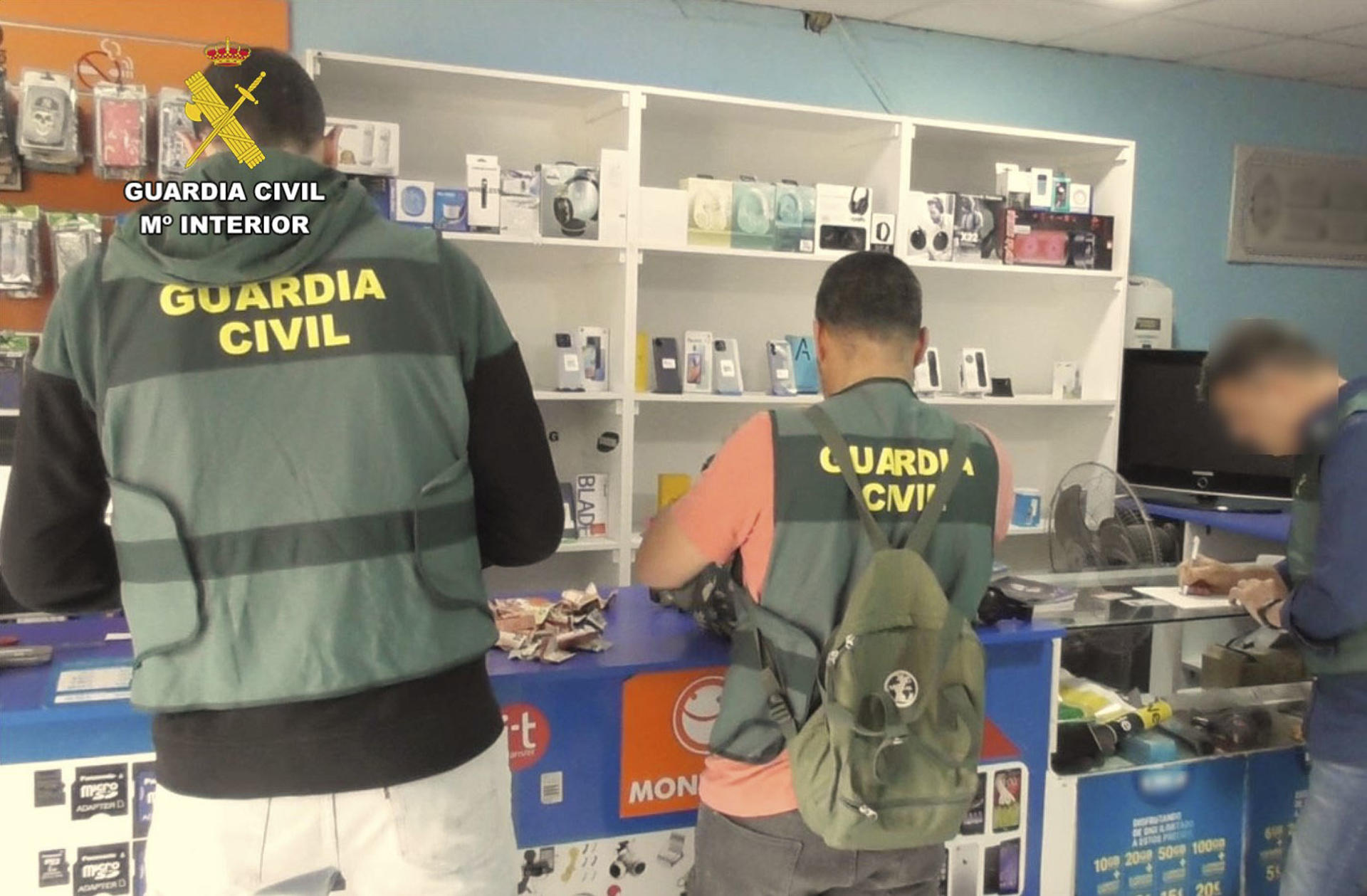 La Guardia Civil ha desarticulado un grupo criminal que presuntamente extorsionó a más de 250 personas que accedieron a anuncios sexuales en redes sociales, en una operación que se inició en 2023 y en la que se ha detenido a cuatro hombres. Se han esclarecido por el momento casos denunciados en localidades de Cantabria, A Coruña, Murcia, Cádiz, Jaén, Granada y Asturias. EFE/Guardia Civil -SOLO USO EDITORIAL/SOLO DISPONIBLE PARA ILUSTRAR LA NOTICIA QUE ACOMPAÑA (CRÉDITO OBLIGATORIO)-