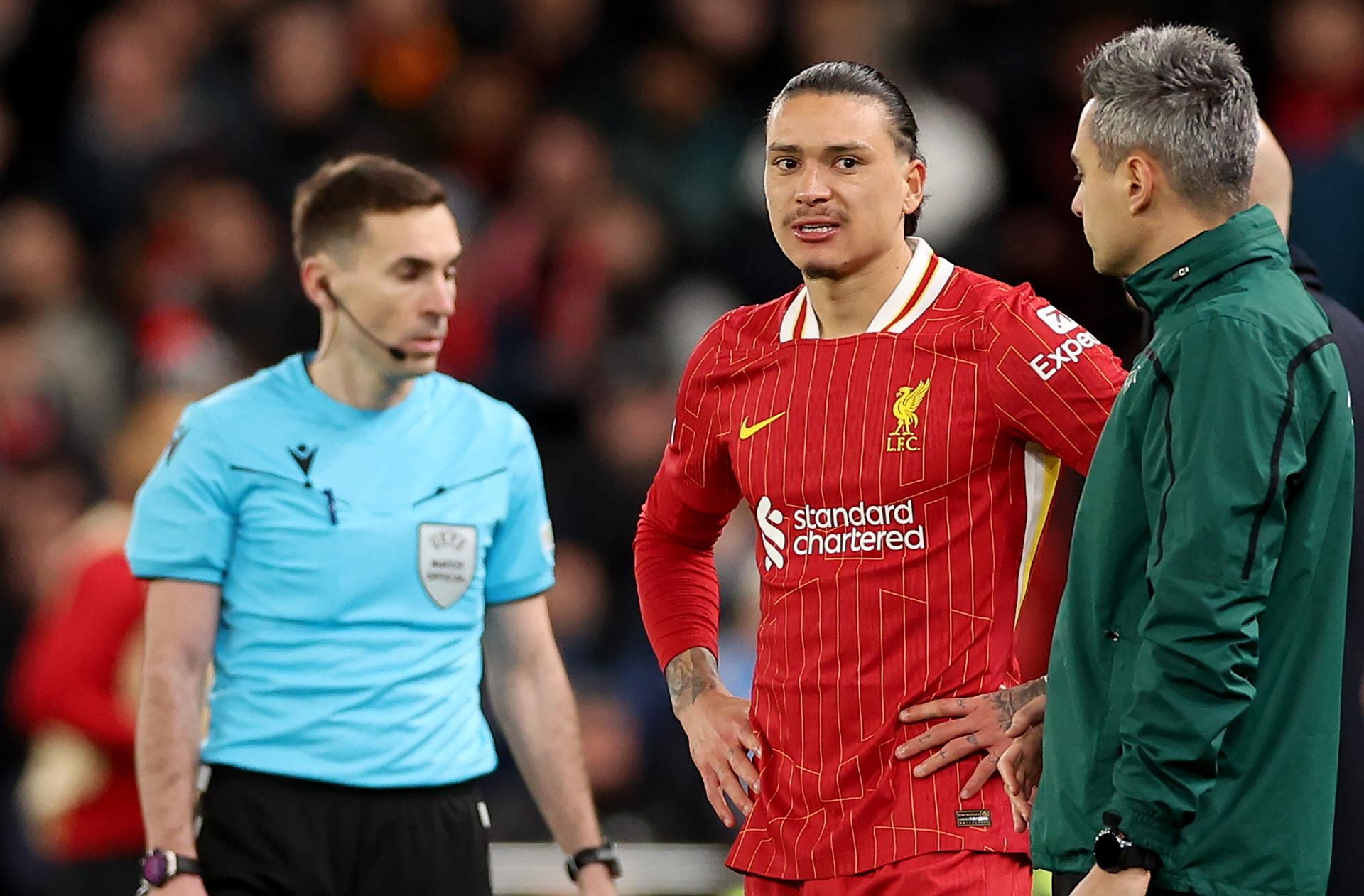 El jugador uruguayo del Liverpool Darwin Nunez (c) durante el partido ante el PSG.E FE/ADAM VAUGHAN