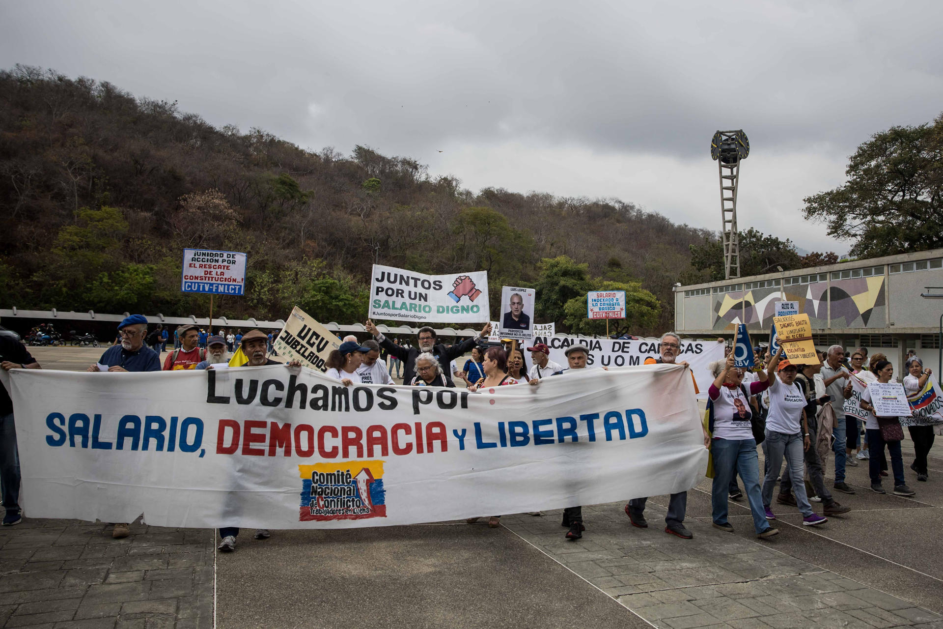 Personas se manifiestan durante una protesta en la Universidad Central de Venezuela (UCV), este miércoles en Caracas (Venezuela). EFE/ Miguel Gutiérrez