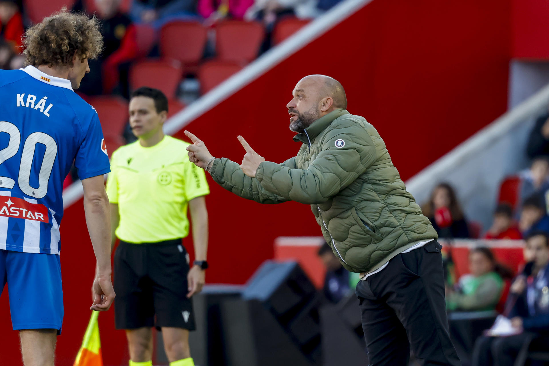 El entrenador del Espanyol, José Manuel González, durante el partido de LaLiga entre el Mallorca y el Espanyol, este sábado en el estadio de Son Moix. EFE/ Cati Cladera