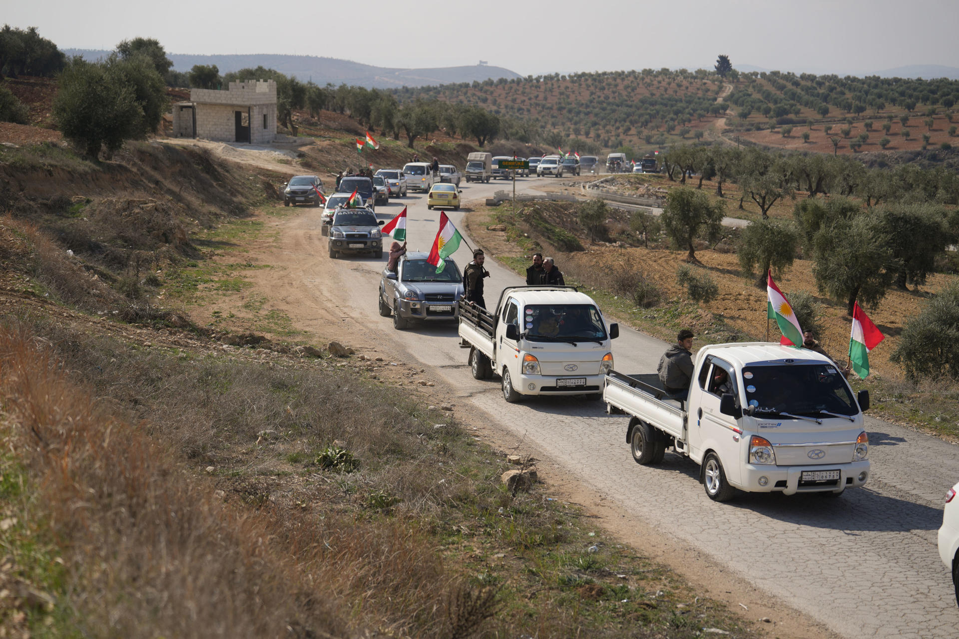 La comunidad kurda del norte de Siria celebra este viernes el nuevo año 'Nowruz' por primera vez en cinco décadas tras el derrocamiento del régimen de la familia Al Asad, que prohibió la celebración de esa festividad desde principios de los años setenta. Este año, que coincide con el año kurdo 2637, la comunidad pudo, sin miedo o represión, encender las 'hogueras de Eid' o fiesta, que simboliza la libertad y el renacimiento, según cuenta a EFE, el jefe del Consejo Nacional Kurdo en Afrín. EFE/ Yahya Nemah