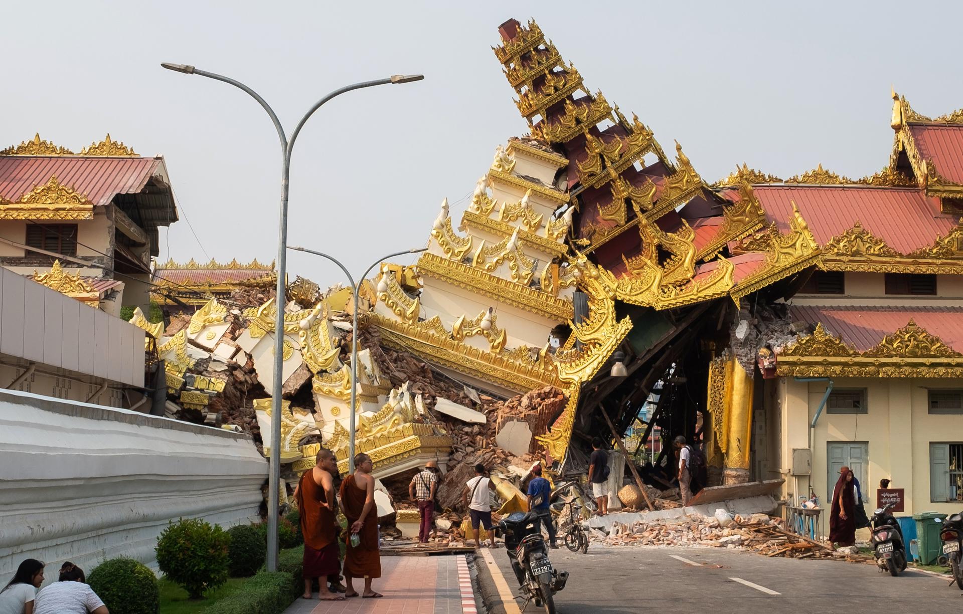 Derrumbe de la Pagoda Maha Myat Muni tras el terremoto en Mandalay. EFE/STRINGER