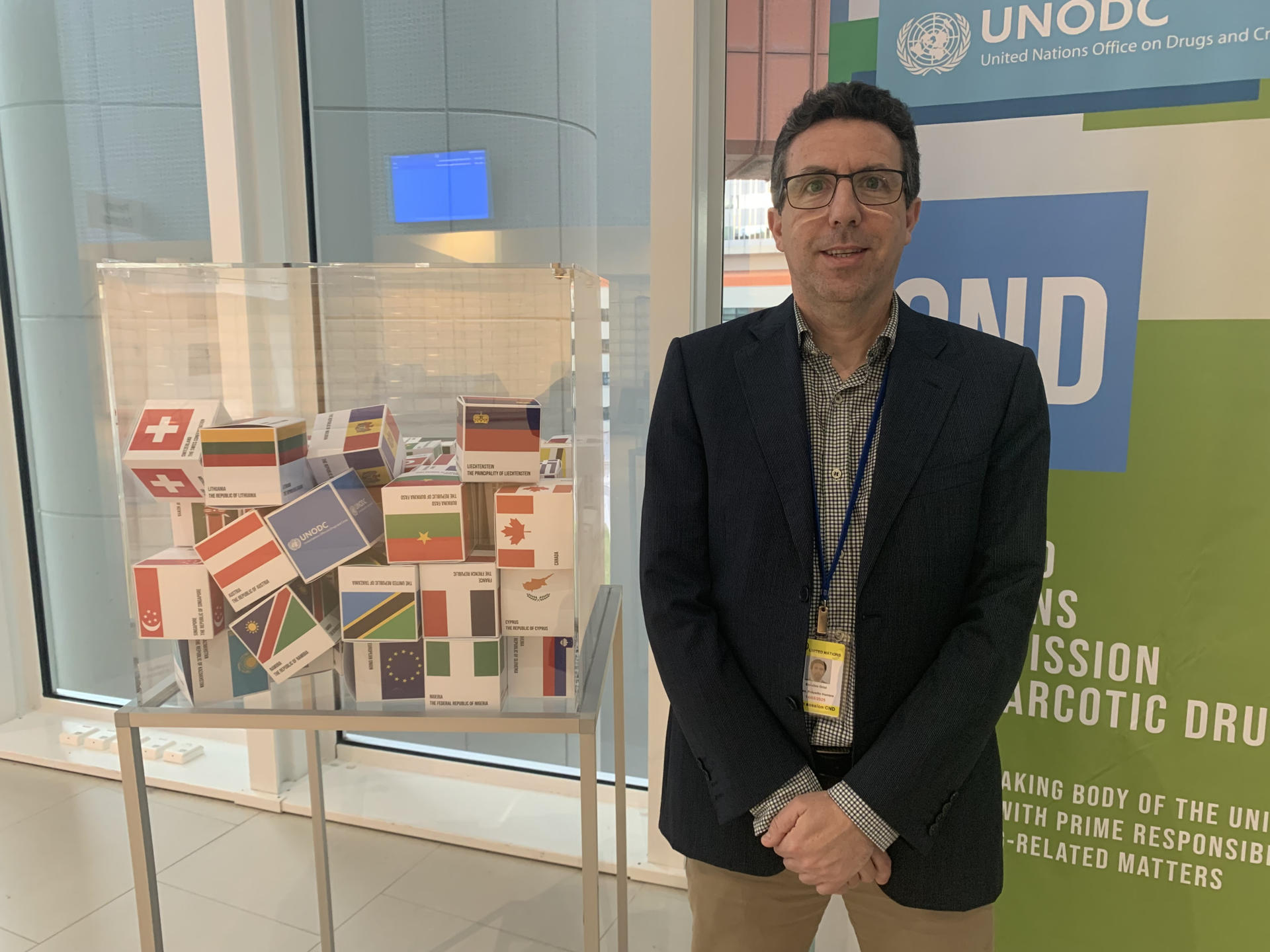 El delegado internacional de 'Proyecto Hombre', Oriol Esculies, posa durante un encuentro con EFE con motivo de su participación en la Comisión de Estupefacientes (CND), el máximo órgano internacional sobre políticas de drogas, en Viena. EFE/ Olatz Castillo