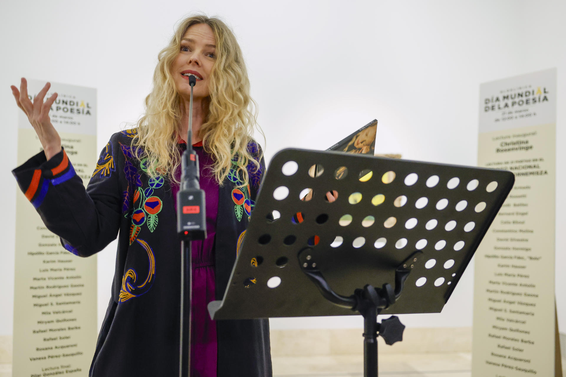 La cantante Christina Rosenvinge durante la lectura inaugural del acto celebrado con motivo Día Mundial de la Poesía, donde poetas y cantautores harán lecturas y actuaciones en las salas de la colección permanente del museo Thyssen, este viernes. EFE/ Mariscal