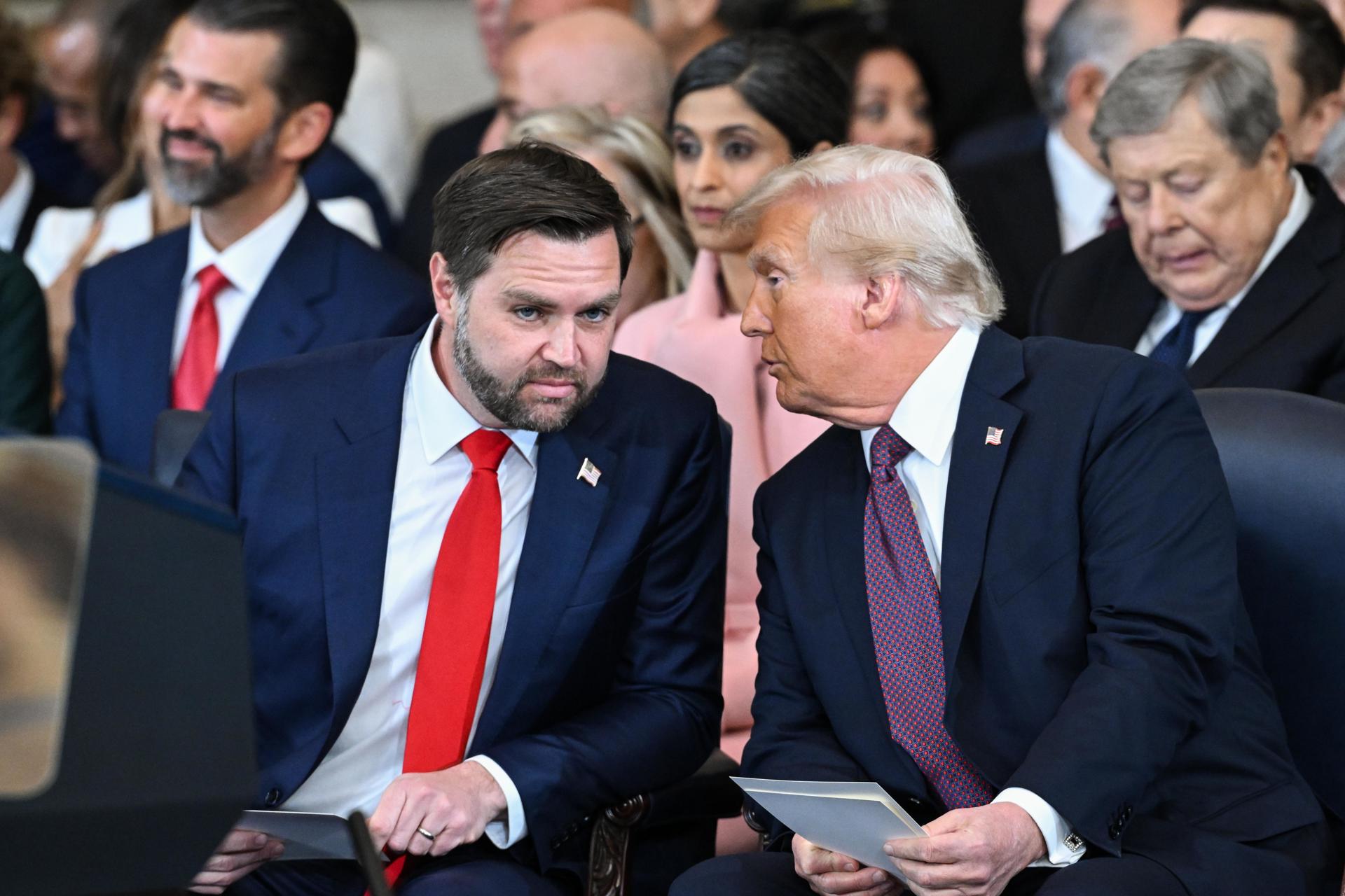Fotografía de archivo en la que se registró al presidente de Estados Unidos, Donald Trump (2d), al hablar con su vicepresidente, J.D. Vance (2i), en Washington DC (EE.UU.). EFE/Saul Loeb/Pool