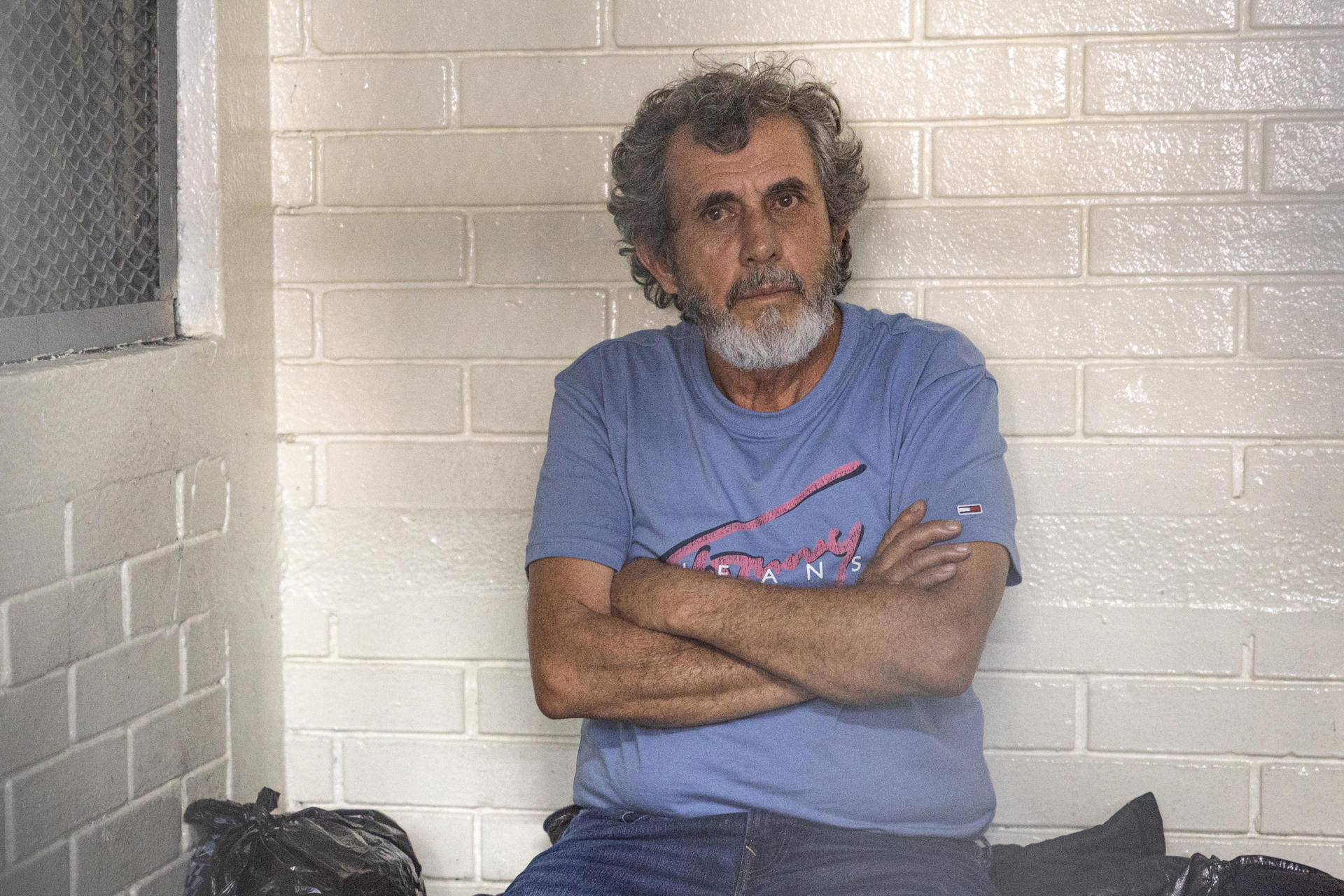 El narcotraficante Baldomero Samayoa, alias 'Chicharra', espera en la Torre de Tribunales de la Ciudad de Guatemala luego de la audiencia donde un juez leyó los motivos de su captura este miércoles, en Ciudad de Guatemala (Guatemala). EFE/ David Toro