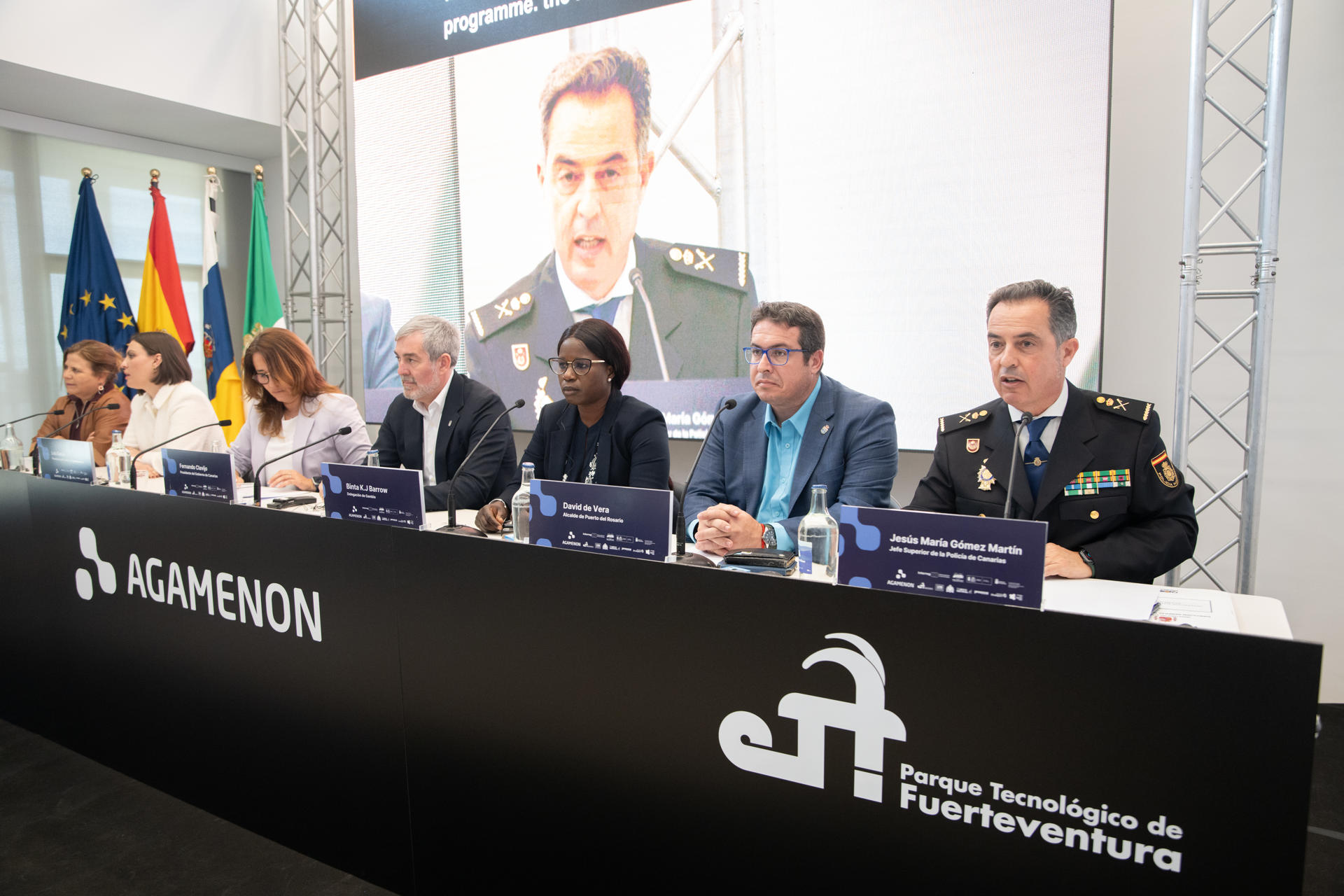 El presidente del Gobierno de Canarias, Fernando Clavijo, (4d) asiste a la presentación del proyecto 'Agamenón' para mejorar la gestión de la ruta migratoria del Atlántico, en el que participan la Policía Nacional y de autoridades de Gambia y Senegal. En la imagen, Jesús Maria Gómezv(1d), jefe superior de la policía de Canarias durante su intervención.EFE/Carlos de Saá