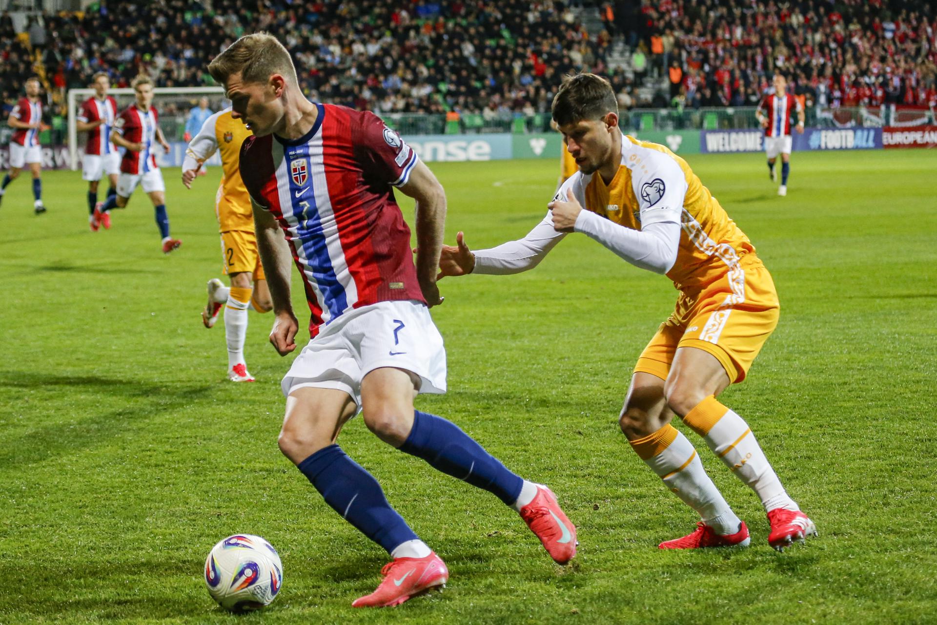 El jugador noruegot Alexander Sorloth (I) en el partido jugado en Chisinau, Moldavia. EFE/EPA/DUMITRU DORU