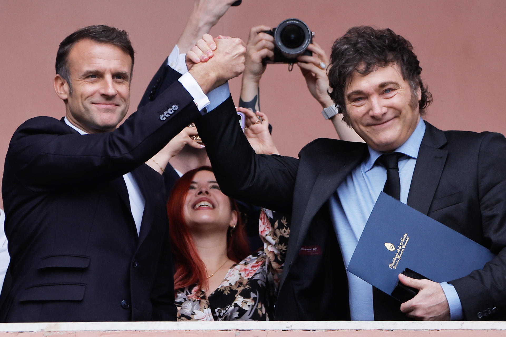 Fotografía de archivo, tomada el pasado 17 de noviembre, en la que se registró el saludo conjunto del presidente de Argentina, Javier Milei (d), con su homólogo francés, Emmanuel Macron (i), desde el balcón principal de la Casa Rosada, sede del Ejecutivo argentino, en la ciudad de Buenos Aires. EFE/Juan Ignacio Roncoroni