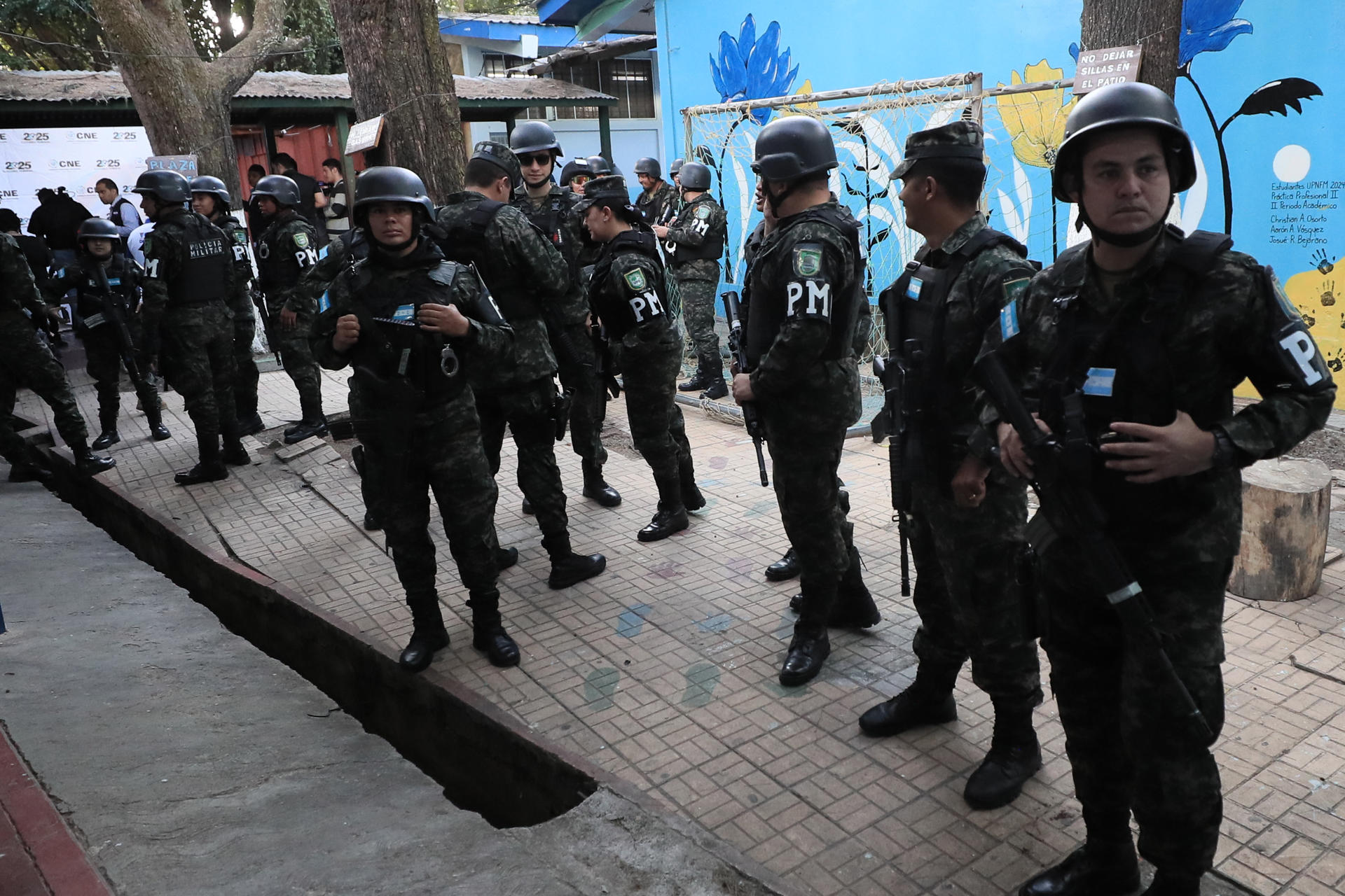 Integrantes del Ejercito de Honduras brindan seguridad a la jornada electoral este domingo, en Tegucigalpa (Honduras). EFE/Gustavo Amador