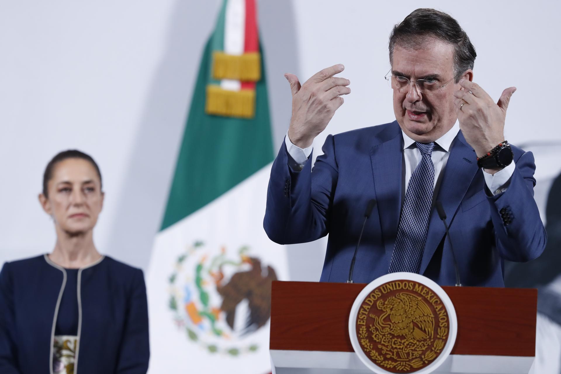 El secretario de Economía, Marcelo Ebrard, habla durante una rueda de prensa este viernes, en el Palacio Nacional de Ciudad de México (México). EFE/ Mario Guzmán