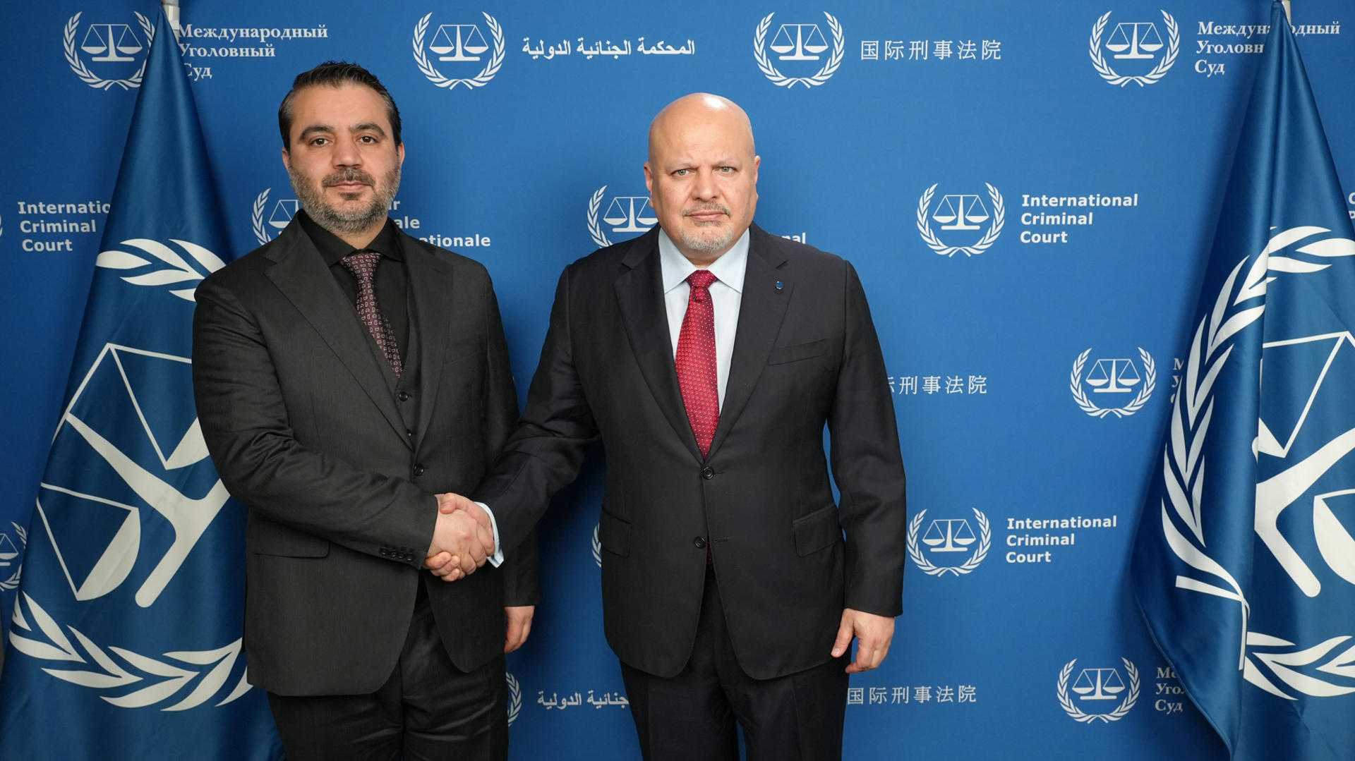 El Gobierno de transición en Siria trata de mostrarse más cercano a los organismos a los que el caído dictador Bachar al Asad miró con recelo, como evidenció la visita esta semana de sus representantes a La Haya para respaldar la lucha contra las armas químicas, la búsqueda de personas desaparecidas, y la rendición de cuentas ante la Justicia internacional. En la imagen, el fiscal de la CPI, Karim Khan (d), junto al ministro sirio de Exteriores, Asaad al Shaibani. EFE/Corte Penal Internacional (ICC-CPI)/SOLO USO EDITORIAL/SOLO DISPONIBLE PARA ILUSTRAR LA NOTICIA QUE ACOMPAÑA (CRÉDITO OBLIGATORIO)