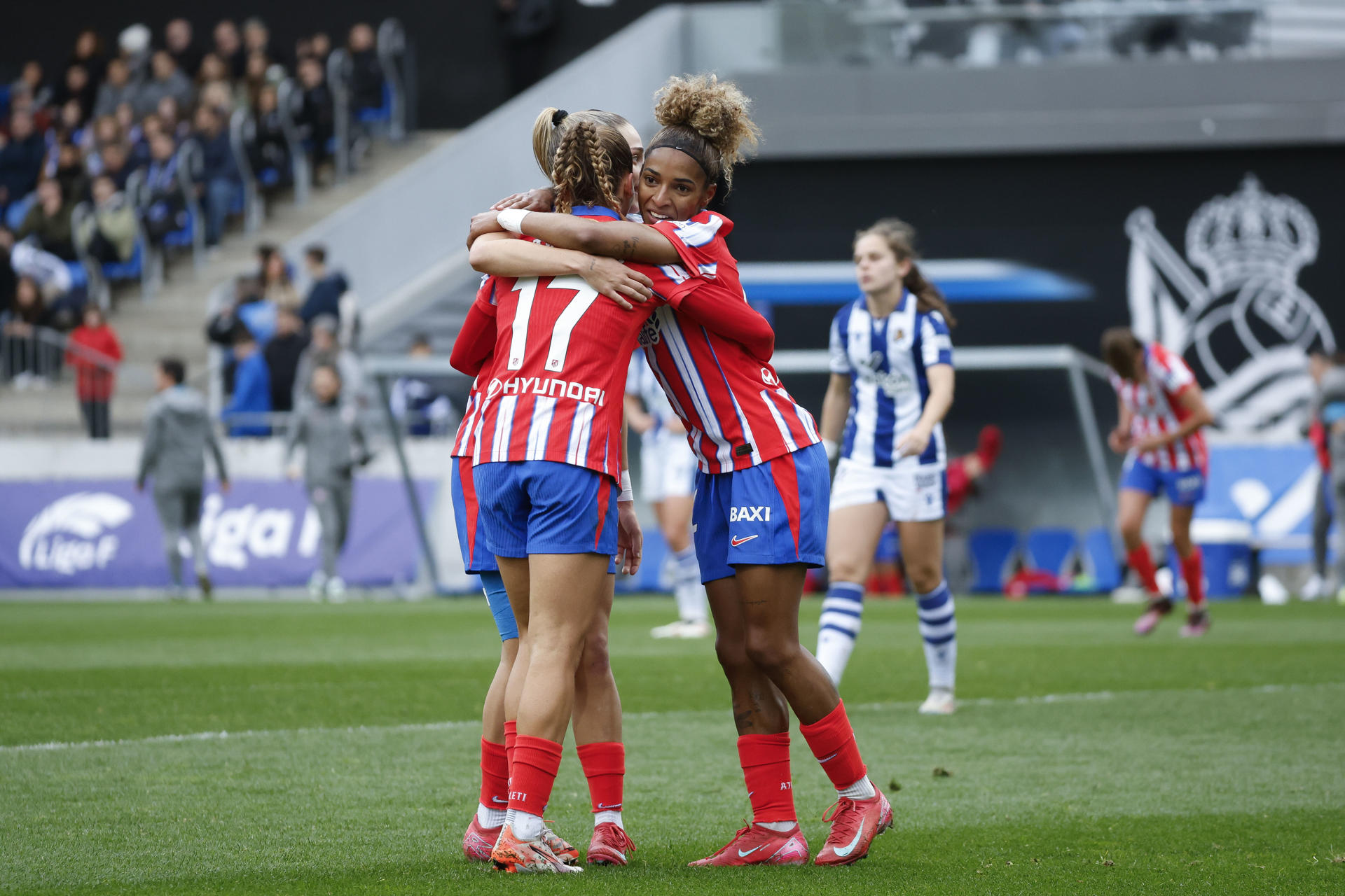 La delantera del Atlético de Madrid Luany (d) celebra con sus compañeras tras marcar el 0-2 durante el partido de Liga Femenina entre Real Sociedad y Atlético de Madrid, este domingo en las instalaciones de Zubieta, San Sebastián. EFE/ Javier Etxezarreta
