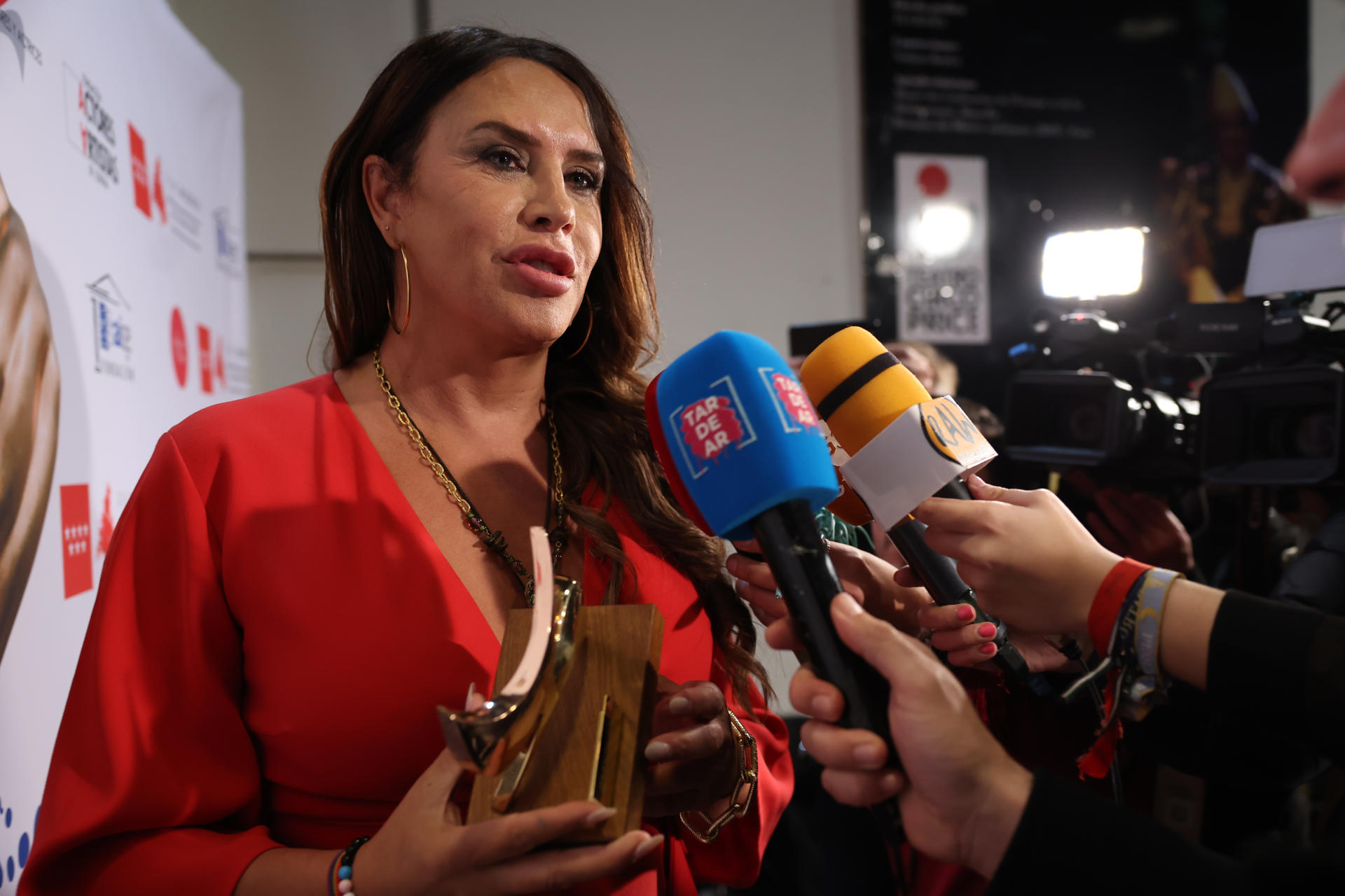 Karla Sofía Gascón tras recibir el premio a Mejor Actriz en Producción Internacional por 'Emilia Pérez', durante la gala de la 33ª edición de los Premios Unión de Actores y Actrices celebrada en Madrid. EFE/Kiko Huesca