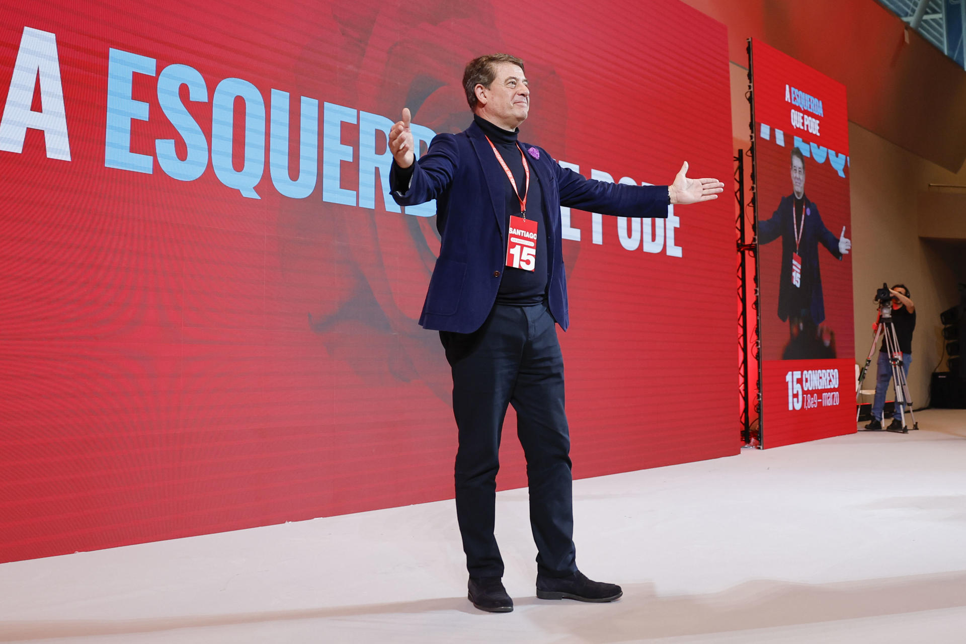 José Ramón Gómez Besteiro, saluda tras ser proclamado secretaio general del PSdeG en el XI Congreso Nacional bajo el lema"La izquierda que puede", con el objetivo de "marcar" el camino de la izquierda, hoy sábado en Santiago de Compostela. EFE/Lavandeira jr
