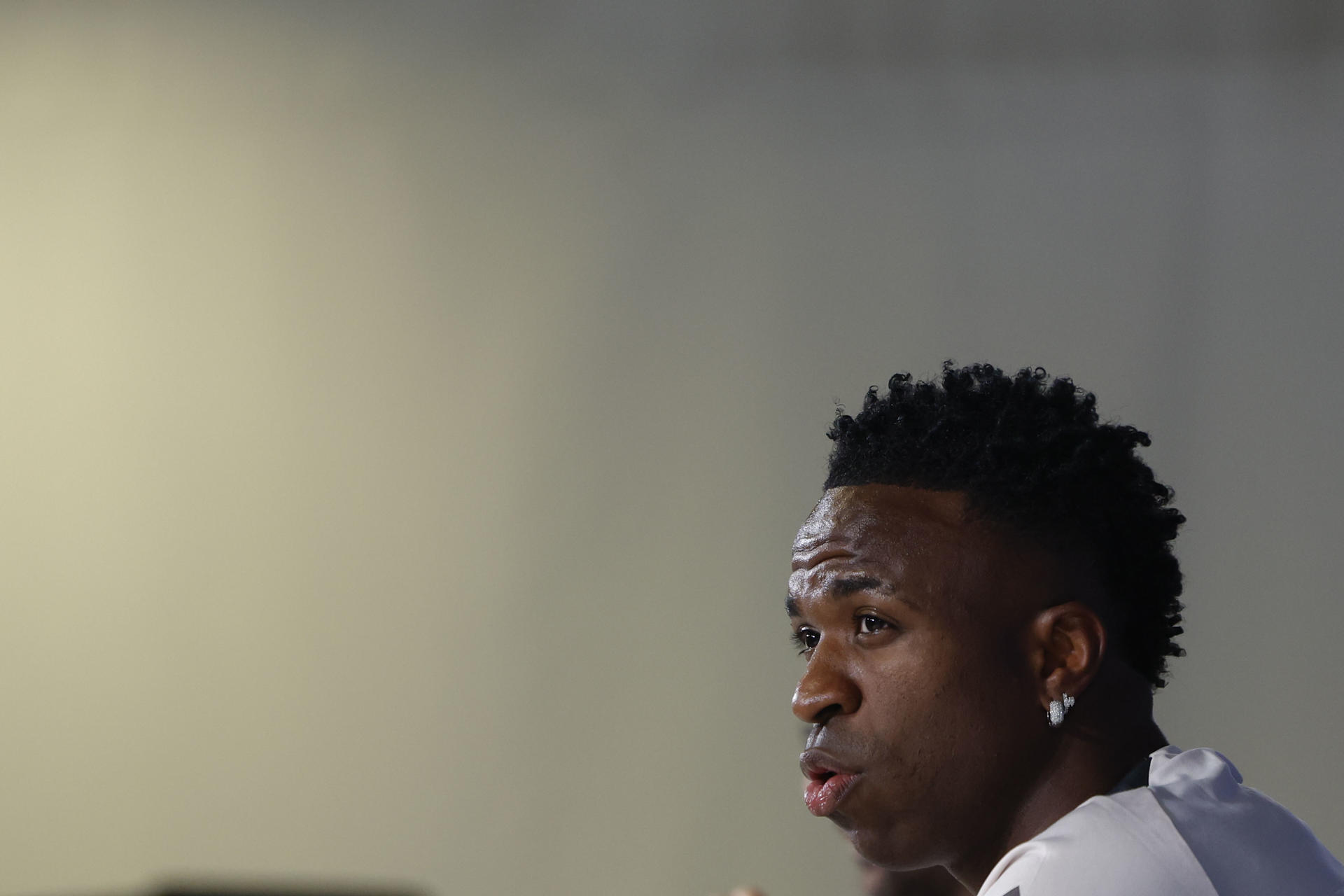 El delantero brasileño del Real Madrid, Vinícius, ofrece una rueda de prensa en la víspera del partido de ida de los octavos de final de la Liga de Campeones que van a disputar frente al Atlético de Madrid. EFE/Juanjo Martín