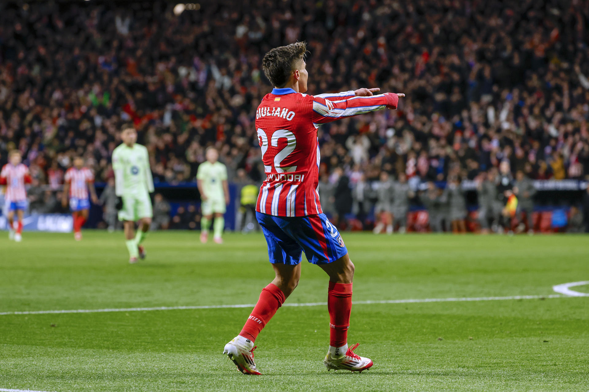 El delantero argentino del Atlético de Madrid, Giulano Simeone, celebra el primer gol del equipo rojiblanco durante el encuentro correspondiente a la jornada 28 de Laliga EA Sports que disputan Atlético de Madrid y FC Barcelona en el estadio Metropolitano, en Madrid. EFE / J.J.Guillen
