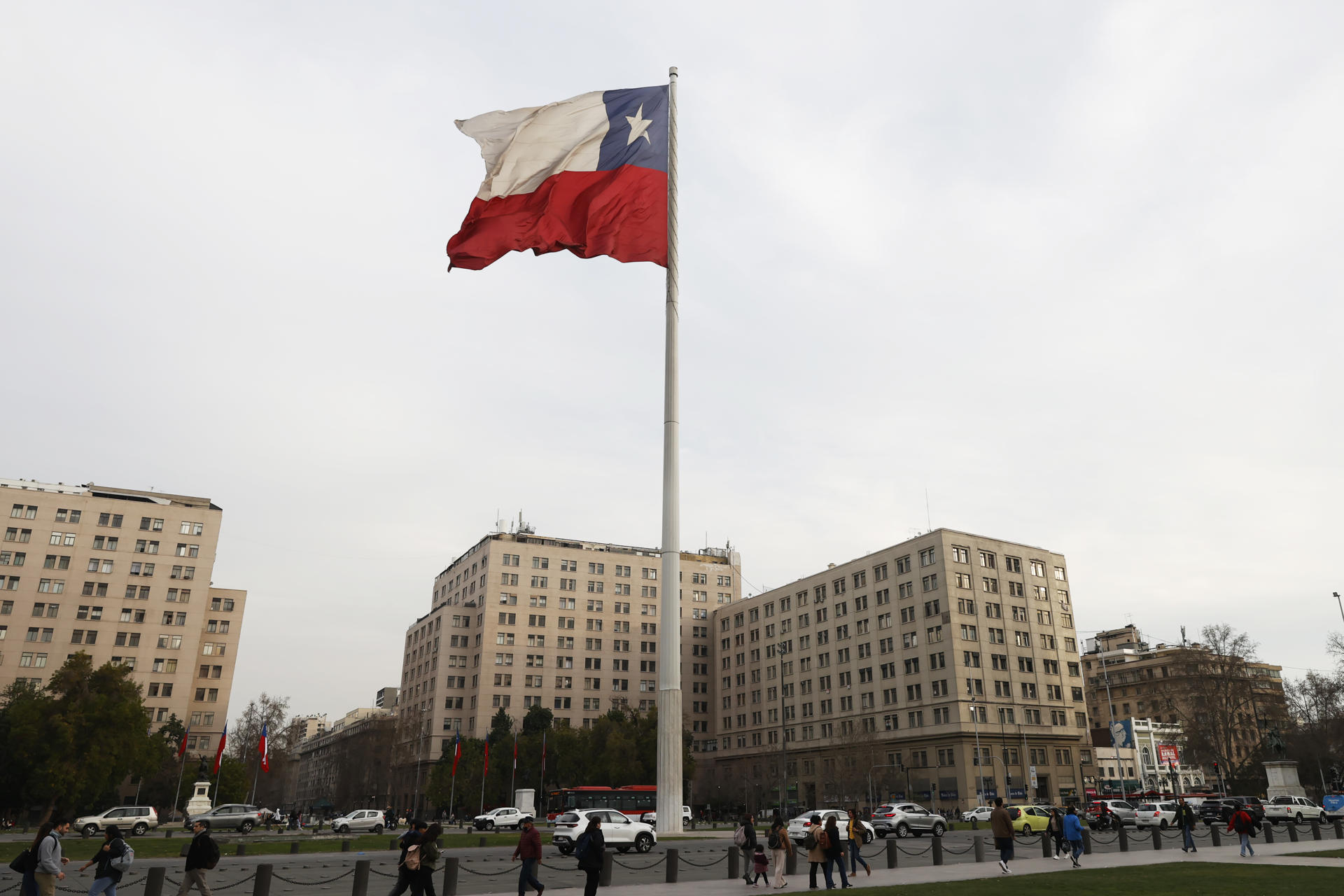Fotografía de archivo la bandera de Chile a las afueras del palacio de La Moneda, en Santiago (Chile). EFE/ Elvis González