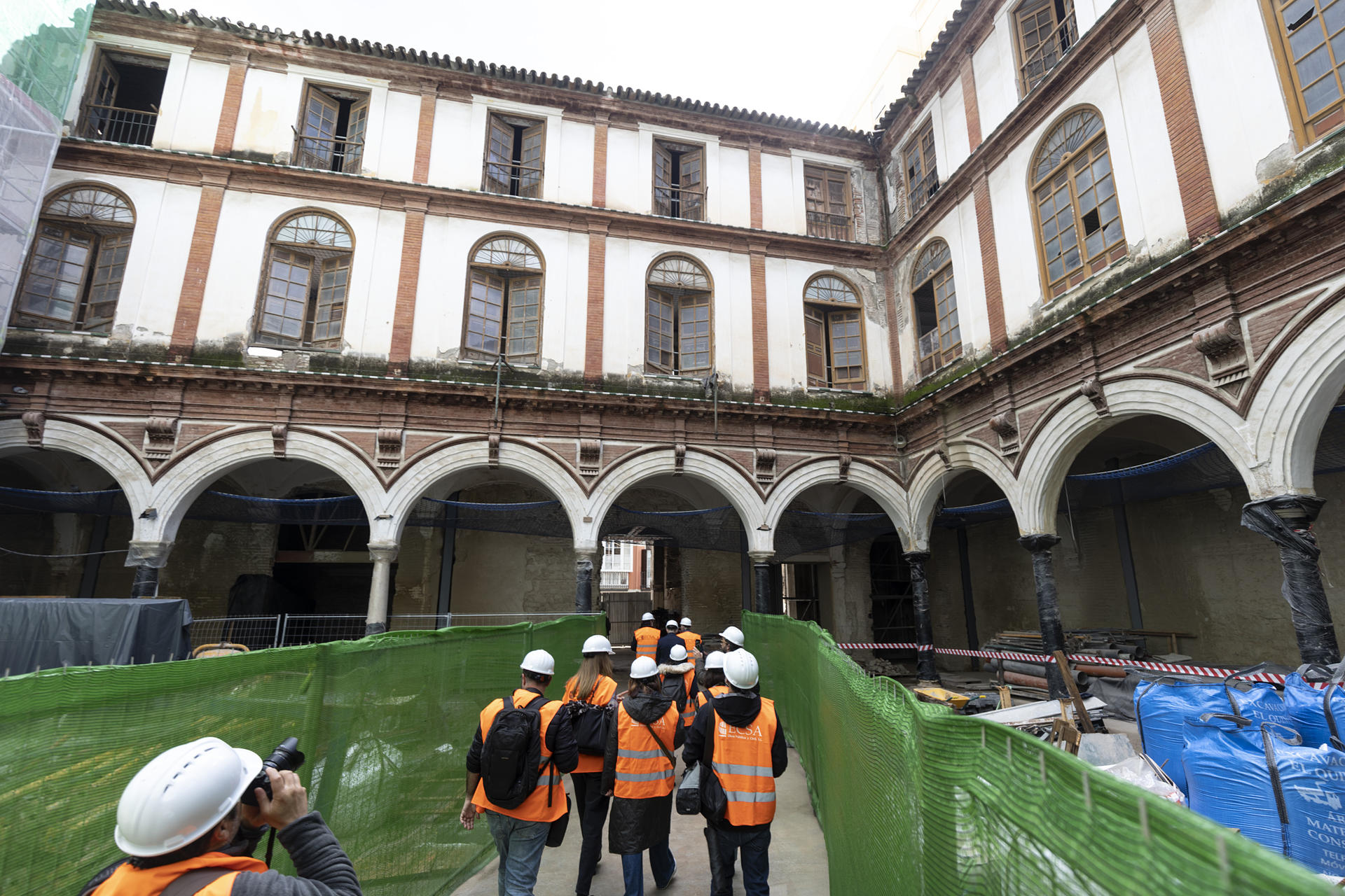Patio del antiguo Convento de San Agustín en Málaga, futura sede de la Biblioteca Pública del Estado que terminarán en 2026 y donde se han encontrado restos de un nuevo tramo de la muralla fenicia de la ciudad, en este caso del siglo VII a.C., y piletas romanas de salazones del siglo III d.C., y que ha visitado este viernes el ministro de Cultura, Ernest Urtasun. EFE/Daniel Pérez