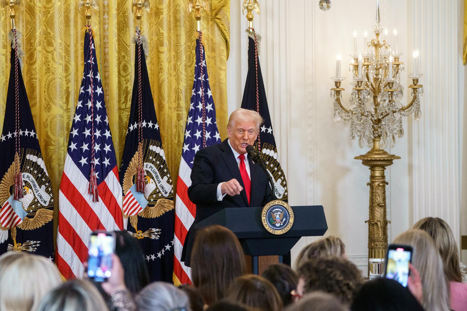 El presidente de EE. UU. Donald Trump habla en la Casa Blanca en Washington, DC, EE. UU., el 26 de marzo de 2025. EFE/WILL OLIVER