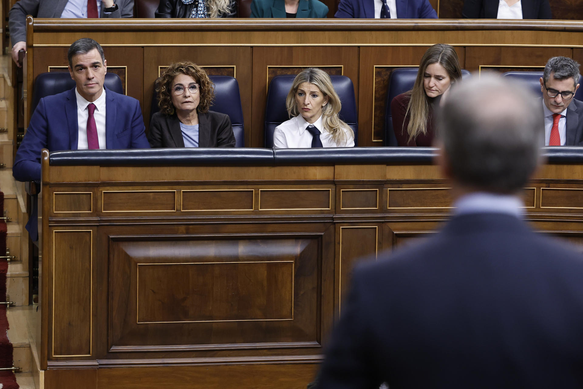 El presidente del Gobierno, Pedro Sánchez (i), escucha la intervención del líder del PP, Alberto Núñez Feijóo, en la sesión de control al Ejecutivo en el Congreso. EFE/ Chema Moya