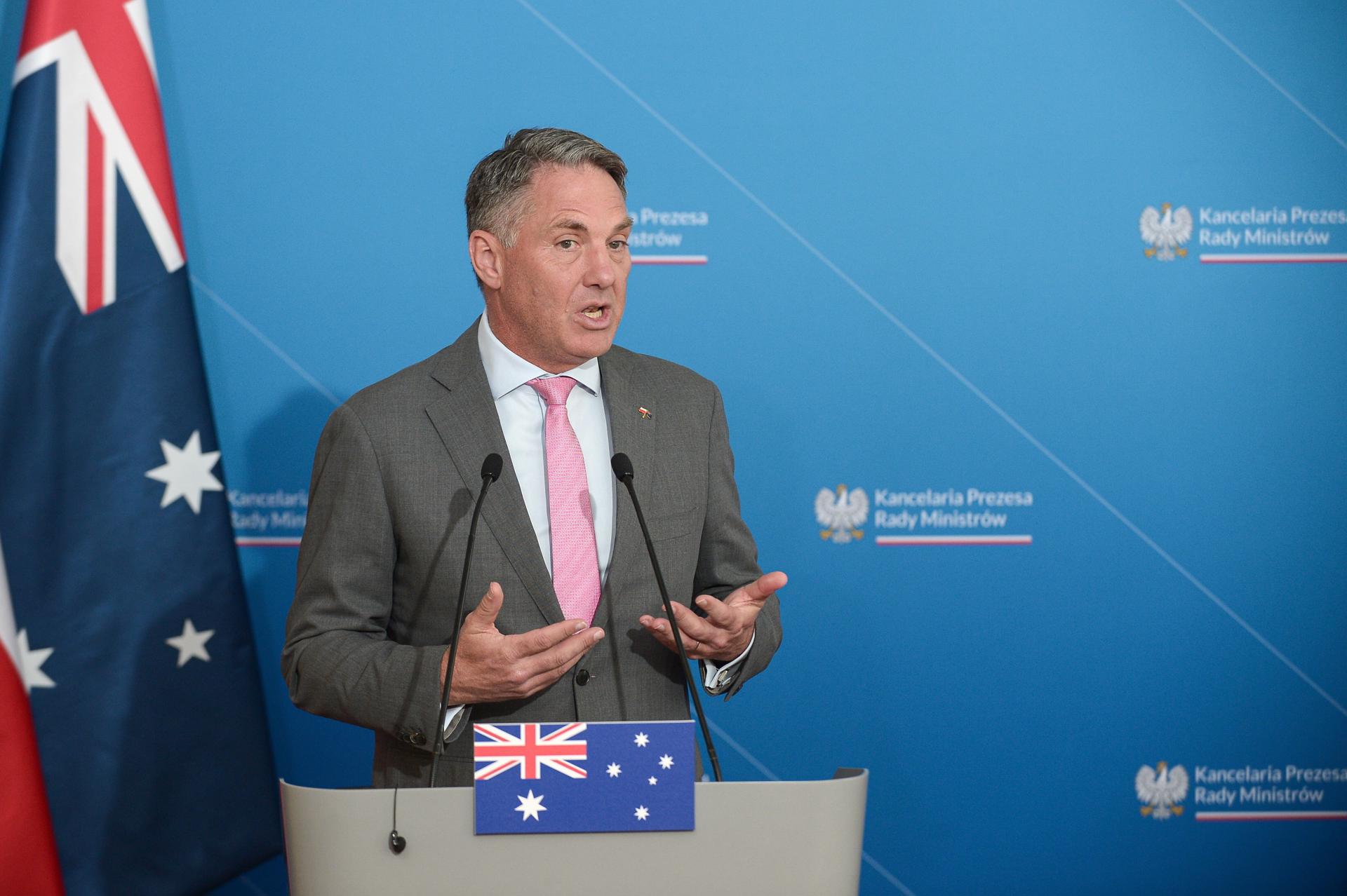 Fotografía de archivo, tomada el 26/04/2024, que muestra al ministro de Defensa de Australia, Richard Marles, durante una rueda de prensa en Polonia. EFE/EPA/Marcin Obara POLAND OUT
