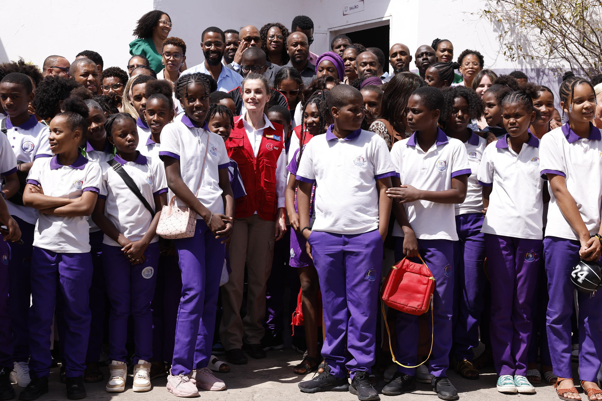 Fotografía de familia de la reina Letizia este miércoles en la Escuela Secundaria Regina Silva Praia, donde se desarrolla el proyecto "Fortalecer espacios y capacidades de atención, prevención y reinserción de víctimas de violencia de género", durante su visita a Cabo Verde. EFE/ Chema Moya