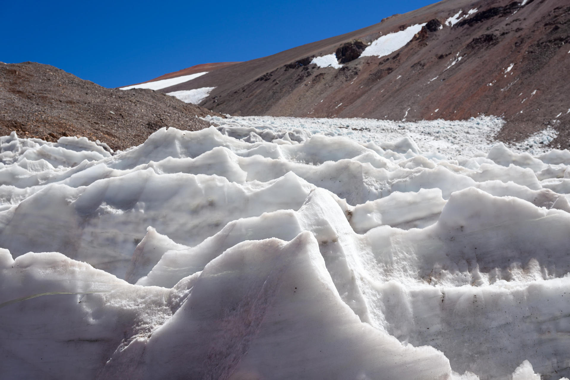 Fotografía cedida este jueves, 20 de marzo, y fechada el pasado 1 de diciembre por Greenpeace en la que se registró un sector de los glaciares visiblemente disminuidos en la provincia argentina de San Juan. EFE/Greenpeace