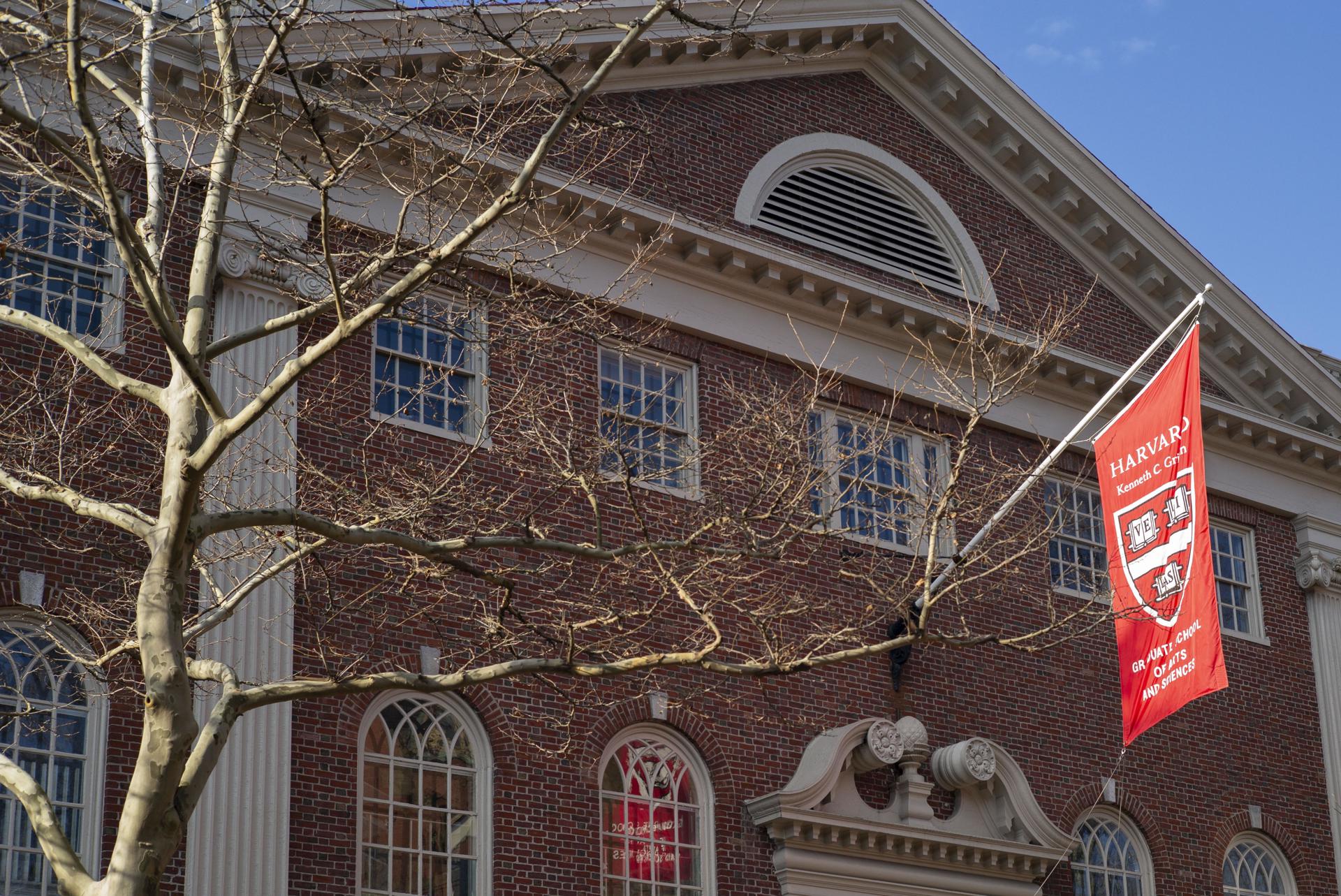 Foto de archivo que muestra una bandera en el campus de la Universidad de Harvard en Cambridge, Massachusetts, EE.UU. EFE/EPA/CJ GUNTHER