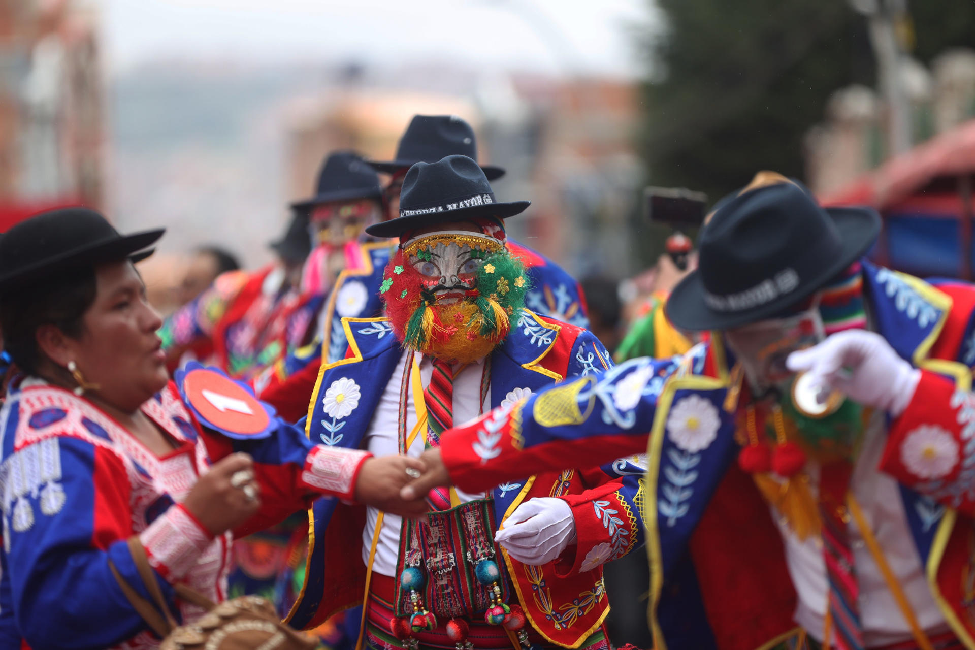 Un hombre vestido como el tradicional Chuta baila en el 'Entierro del Pepino' durante un carnaval este domingo, en La Paz (Bolivia). EFE/ Luis Gandarillas