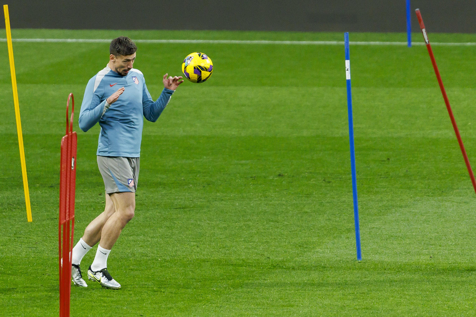 El defensa francés del Atlético de Madrid, Clement Lenglet, durante el entrenamiento del equipo colchonero hoy sábado en el estadio Metropolitano de Madrid. EFE/Sergio Pérez.