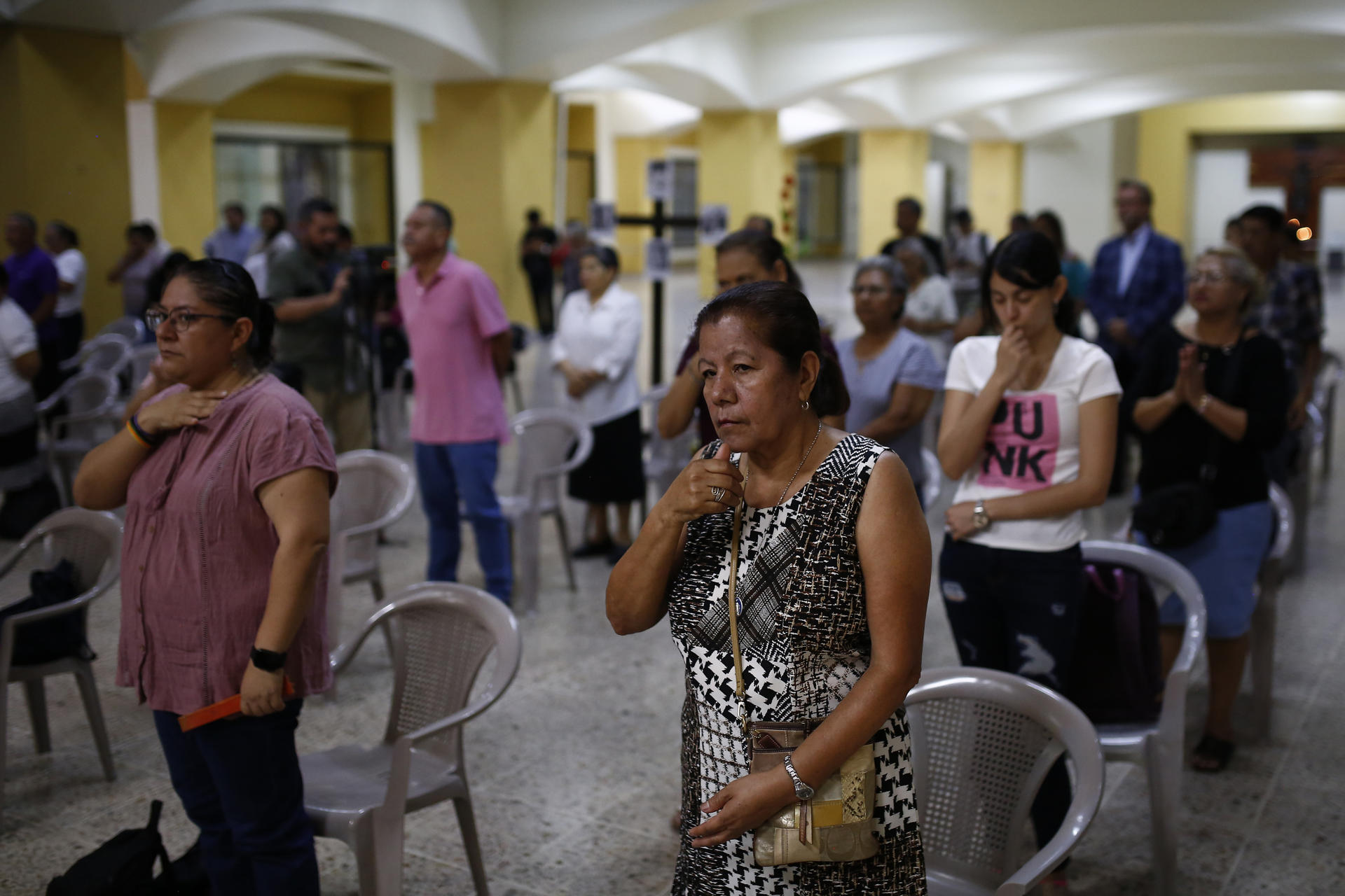 Activistas de derechos humanos y comunidad católica asisten a una misa en conmemoración del 43 aniversario del asesinato de cuatro periodistas holandeses este domingo, en la Catedral Metropolitana en San Salvador (El Salvador). EFE/ Rodrigo Sura