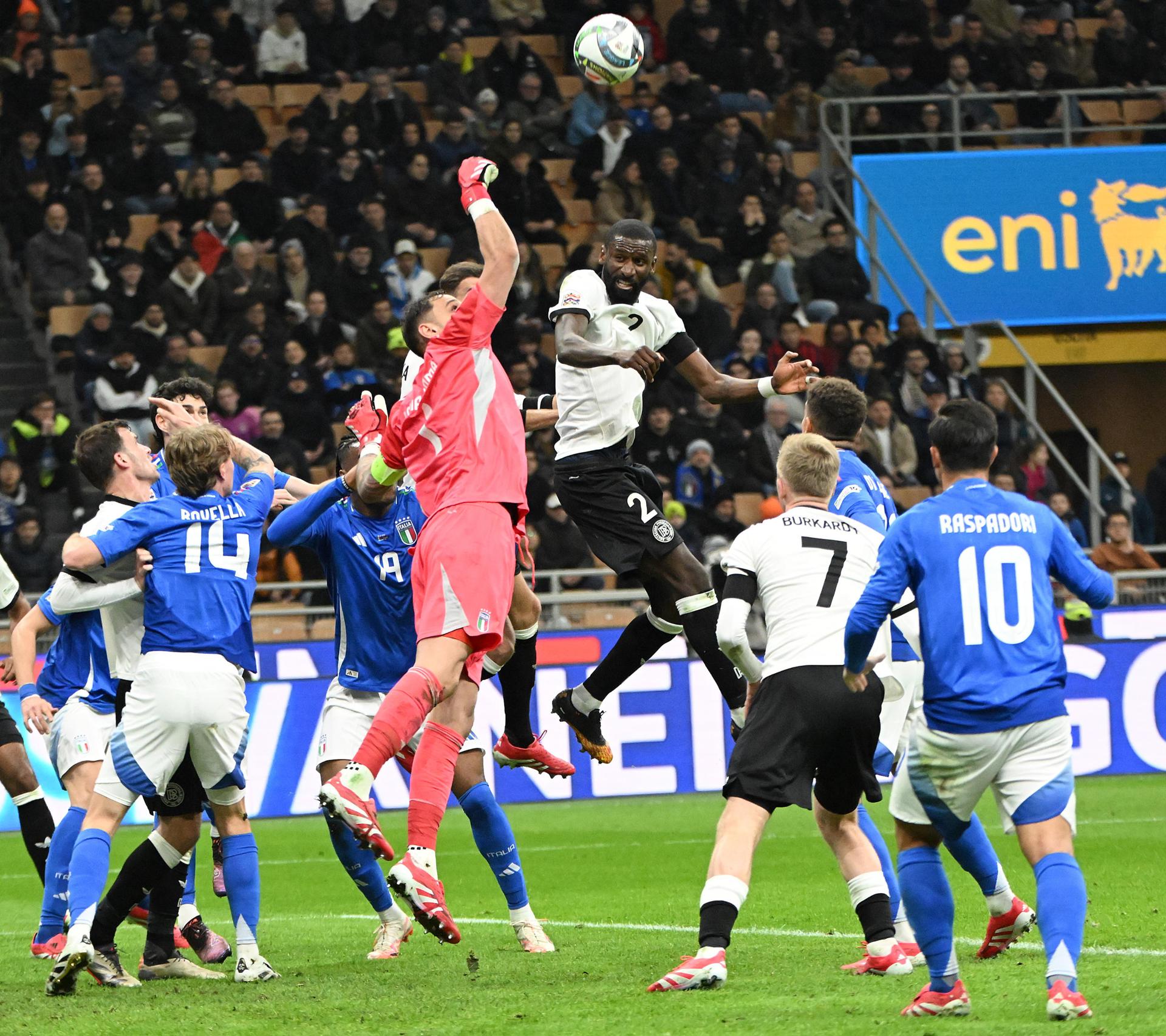Rudiger salta de cabeza ante Donnarumma. EFE/EPA/Daniel Dal Zennaro