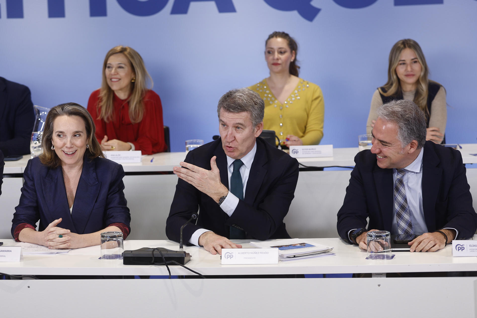 El líder del PP, Alberto Núñez Feijóo (c), junto a la secretaria general Cuca Gamarra y el vicesecretario de Coordinación Autonómica y Local y Análisis Electoral, Elías Bendodo (d) durante la reunión del Comité Ejecutivo Nacional del partido, este lunes en la sede de la formación, en Madrid. EFE/ Rodrigo Jimenez