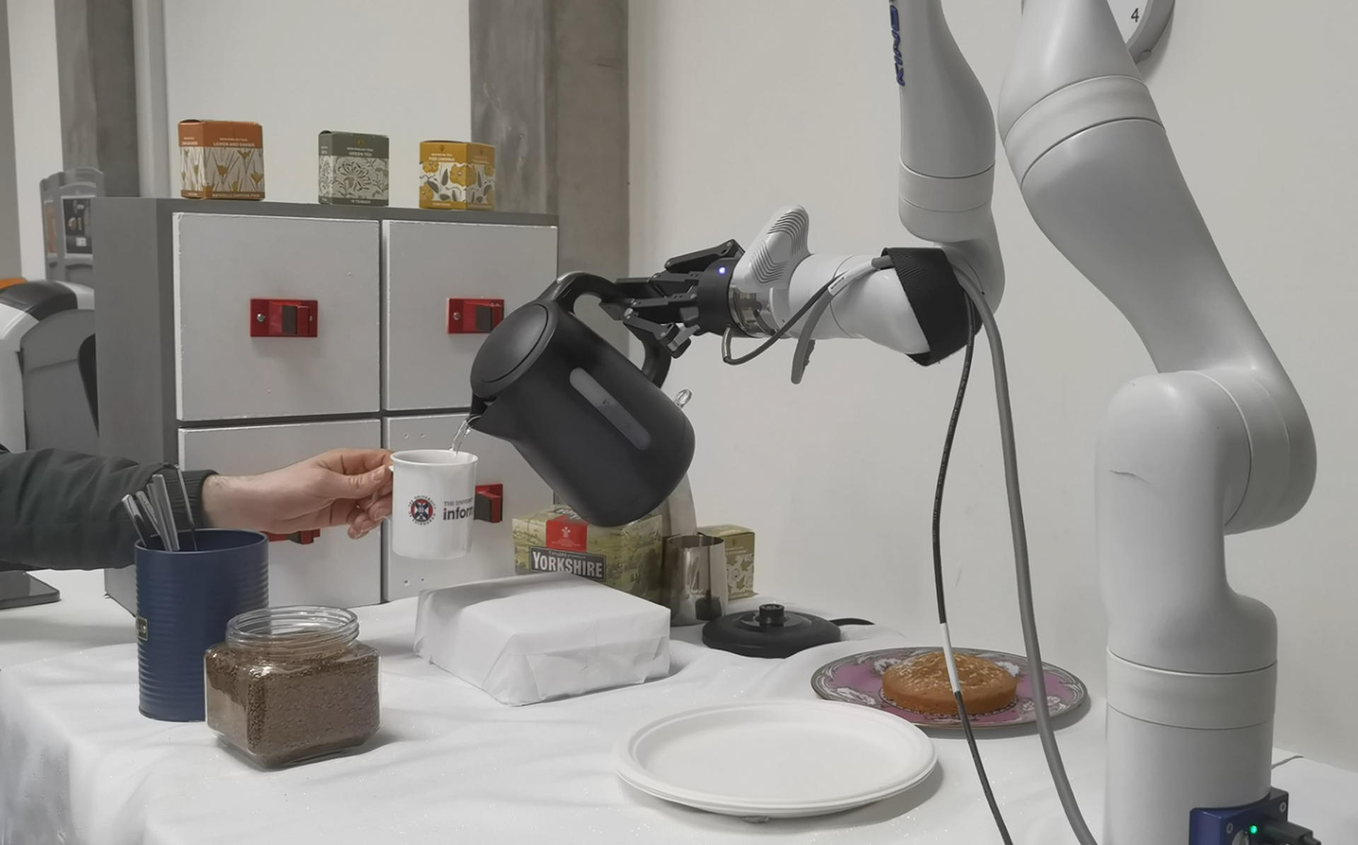 En la imagen, robot desarrollado por la Universidad de Edimburgo que prepara café de forma autónoma gracias a inteligencia artificial avanzada. EFE/Universidad de Edimburgo/SOLO USO EDITORIAL/SOLO DISPONIBLE PARA ILUSTRAR LA NOTICIA QUE ACOMPAÑA (CRÉDITO OBLIGATORIO)