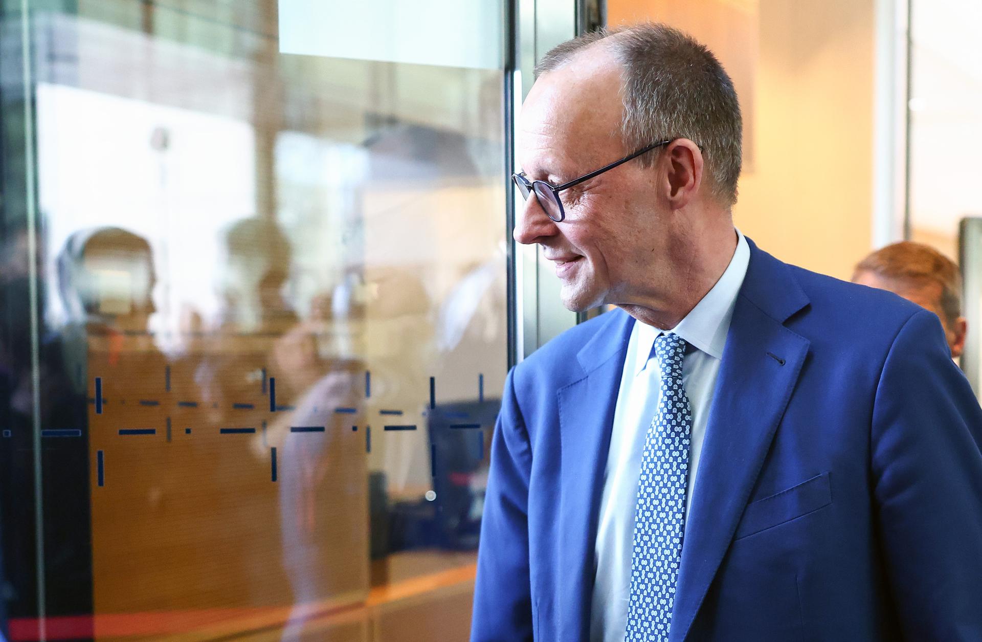 El líder de la Unión Cristiano-Democrática de Alemania (CDU), Friedrich Merz, fue registrado este viernes, 28 de marzo, antes de las conversaciones de coalición en la sede del Partido Socialdemócrata (SPD) en Berlín, Alemania. EFE/Hannibal Hanschke