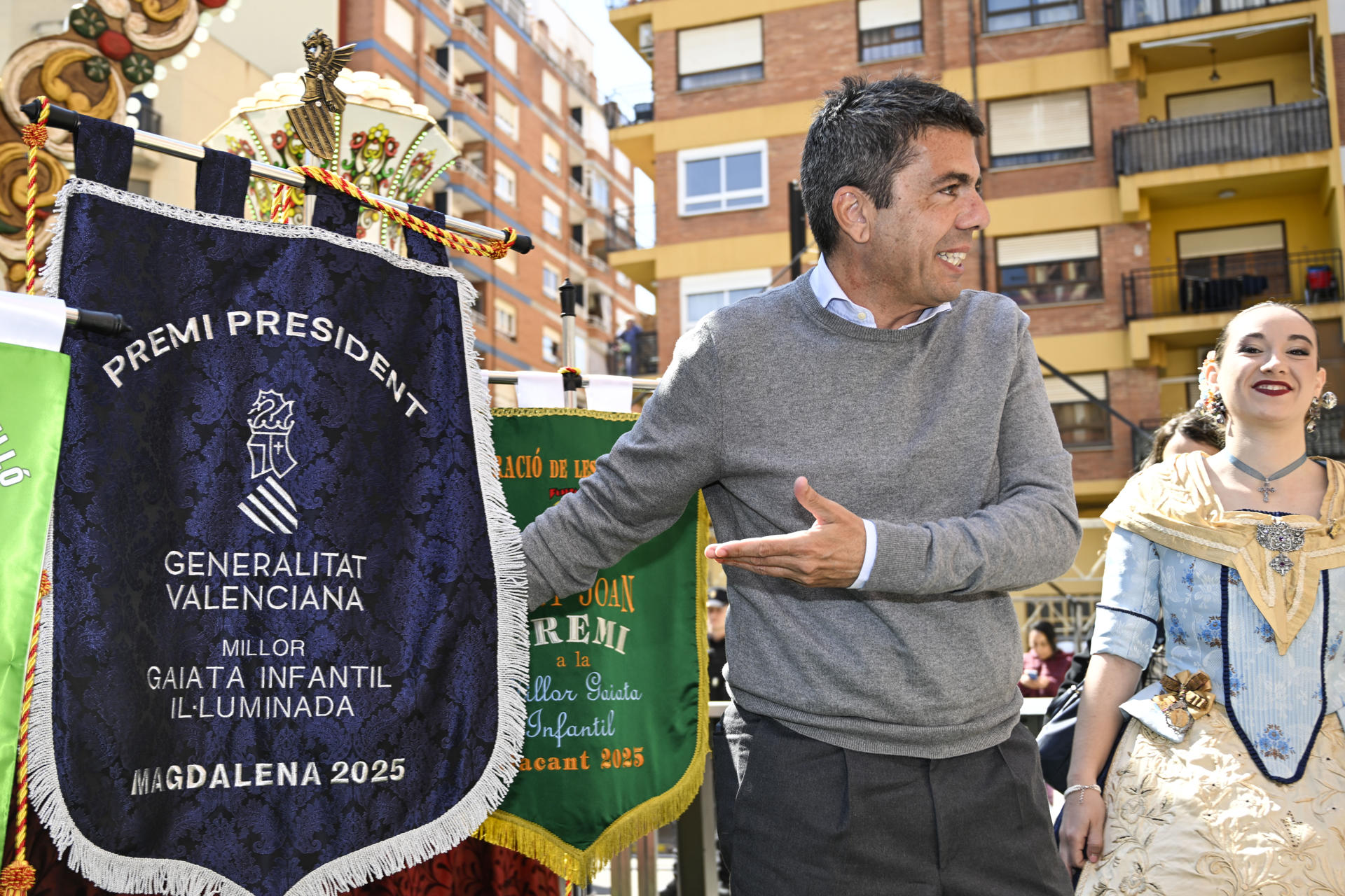 El presidente de la Generalitat Carlos Mazón, ha visitado en Castellón las Gaiatas que han obtenido el primer premio en las fiestas de la Magdalena 2025. EFE/Andreu Esteban