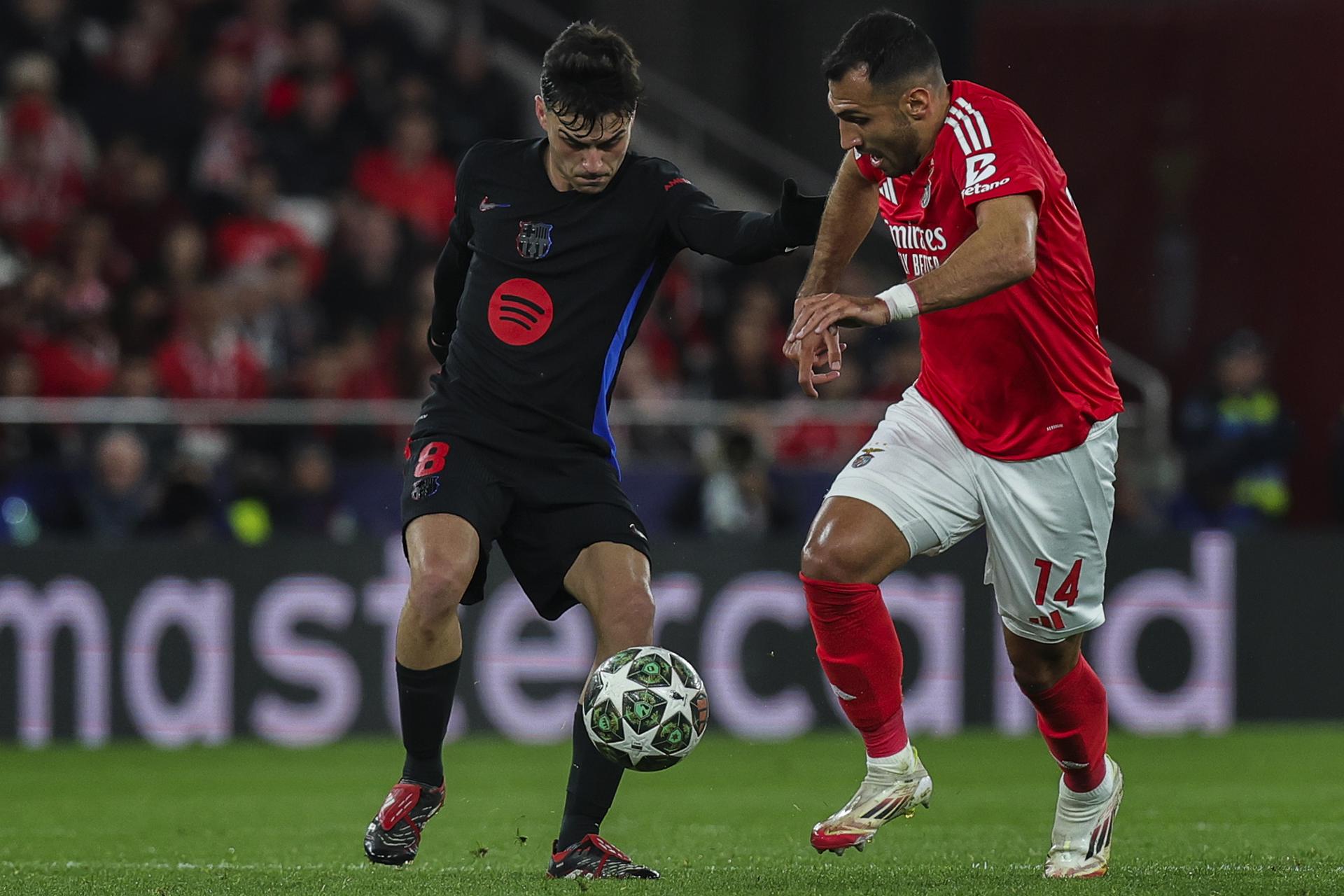 El jugador del Benficar Pavlidis (R) y Pedri (d) , del Barça, durante el partido de ida de octavos de final de la UEFA Champions League que han jugado Benfica y barcelona en Da Luz, Lisboa, Portugal. EFE/EPA/ANTONIO COTRIM