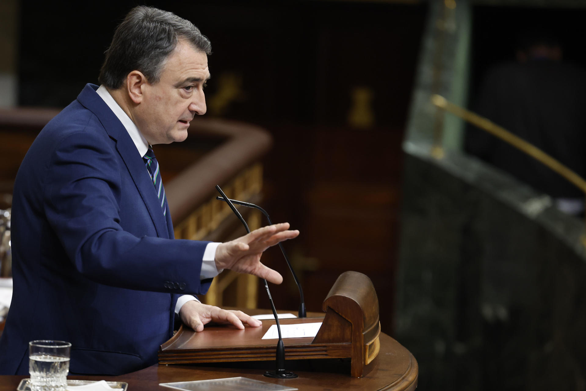 El portavoz del PNV, Aitor Esteban, durante su intervención este miércoles en el pleno del Congreso en el presidente del Gobierno, Pedro Sánchez, comparece a petición para informar sobre el nuevo escenario geopolítico de la Unión Europea y las conclusiones del Consejo Europeo y convencer de la necesidad de que España aumente la inversión en defensa. EFE/ Javier Lizón
