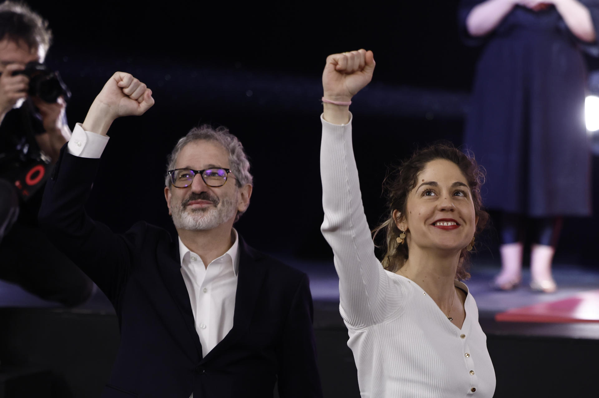 Carlos Martín y Lara Hernández, elegidos para liderar la formación de Sumar, a durante la clausura de la Asamblea general del partido, este domingo en Madrid. EFE/Sergio Pérez